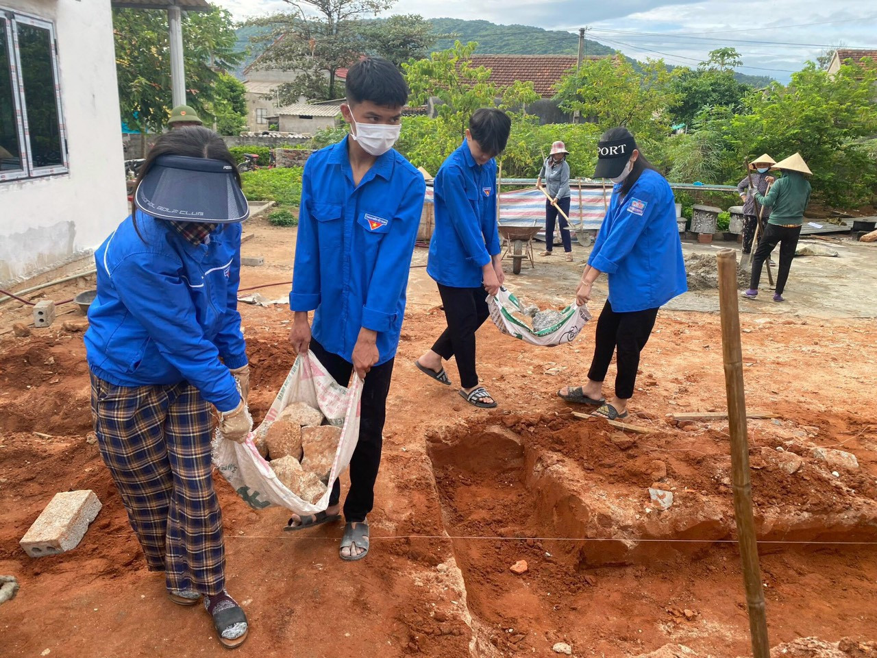 Theo đó toàn tỉnh đã hỗ trợ chỉnh trang 67 vườn mẫu, 7 khu dân cư mẫu, phá bỏ 235 vườn tạp, chỉnh trang khuôn viên 13 nhà văn hoá thôn..