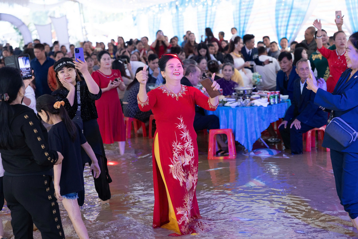 Dù nước lũ ngập từ 30-60cm nhưng khách mời vẫn ngồi vui vẻ uống rượu mừng với gia chủ giữa "biển nước" mênh mông. Dù nước lũ ngập từ 30-60cm nhưng khách mời vẫn ngồi vui vẻ uống rượu mừng với gia chủ giữa "biển nước" mênh mông.