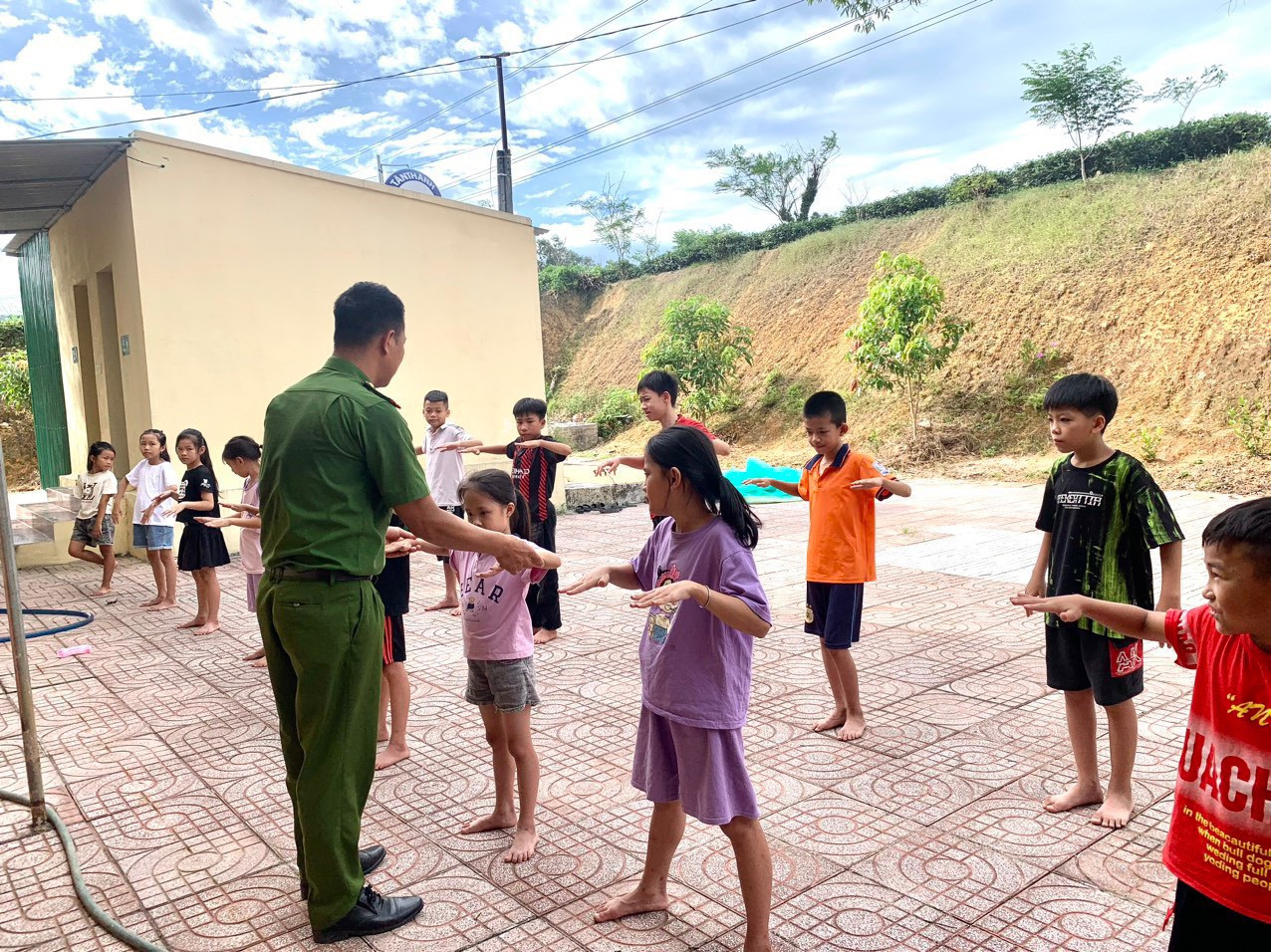 Những ngày qua, lớp học bơi của trẻ em vùng biên giới xã Sơn Kim 2 (huyện Hương Sơn, tỉnh Hà Tĩnh) luôn nhộn nhịp với hơn 20 em nhỏ tham gia. Giáo viên đứng lớp là những chiến sĩ công an xã, trợ giảng là đoàn viên thanh niên. Ảnh: HN