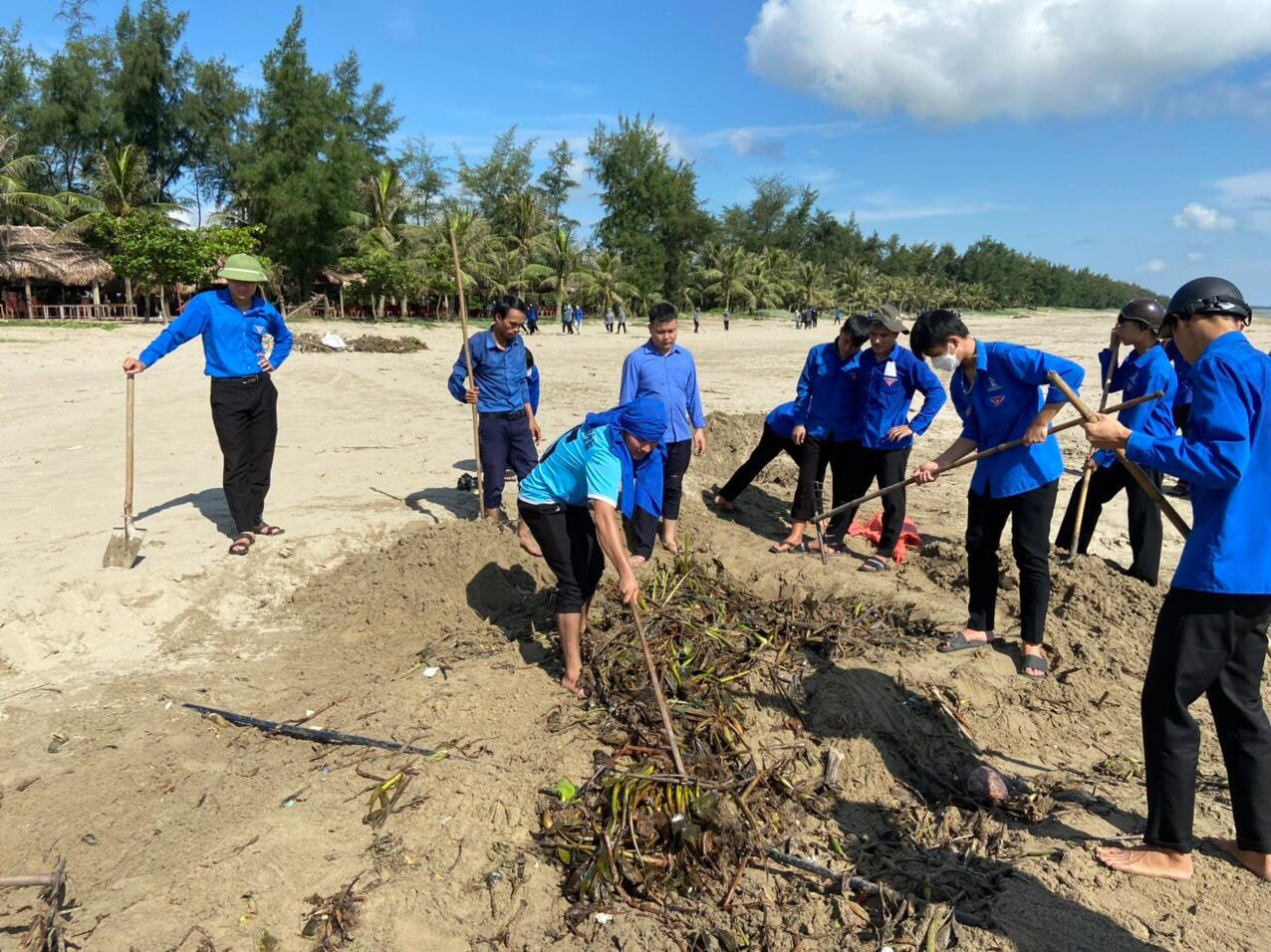 Các đoàn viên, thanh niên tập hợp thành từng nhóm, phân chia công việc, mỗi người một nhiệm vụ để cùng thu gom rác.