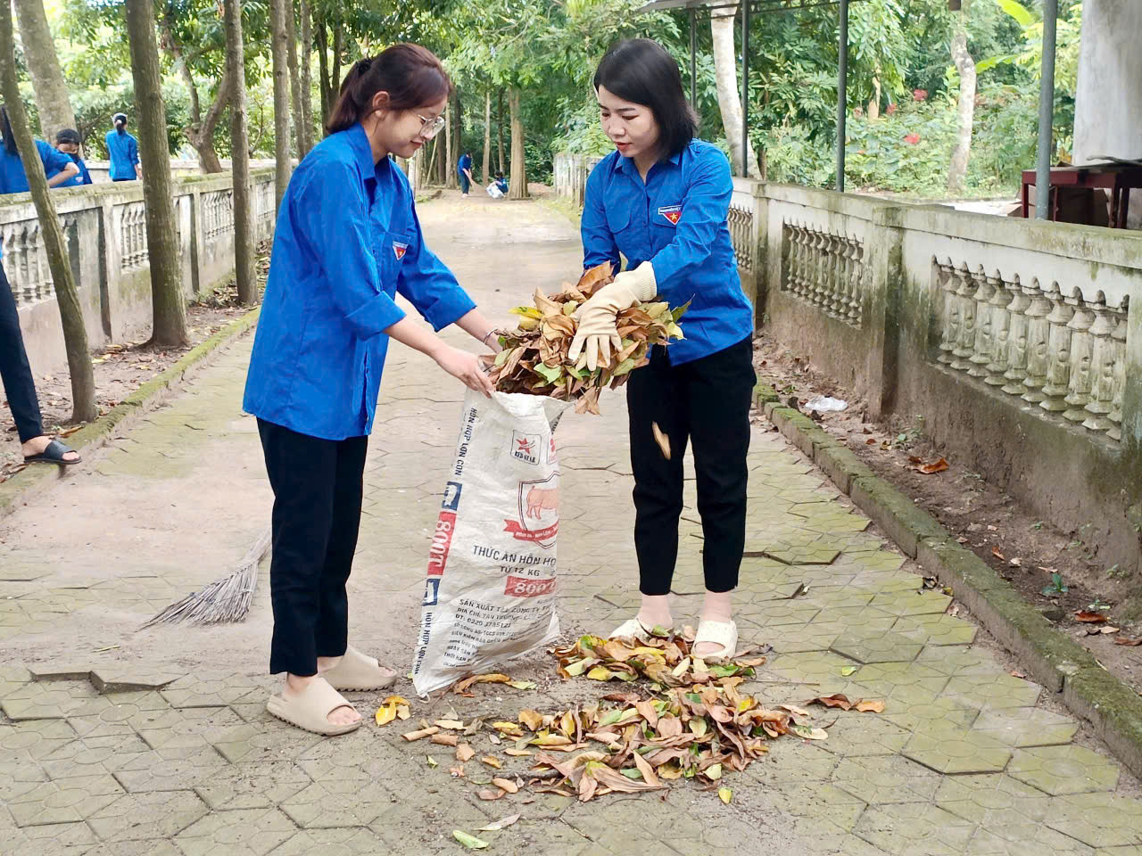 Đoàn phường Sông Trí (đơn vị sáp nhập từ phường Hưng Trí, phường Kỳ Trinh, xã Kỳ Châu và một phần dân số của xã Kỳ Lợi) cũng đã ra quân dọn vệ sinh tại 6 điểm nhà bia ghi tên các anh hùng liệt sĩ trên địa bàn.