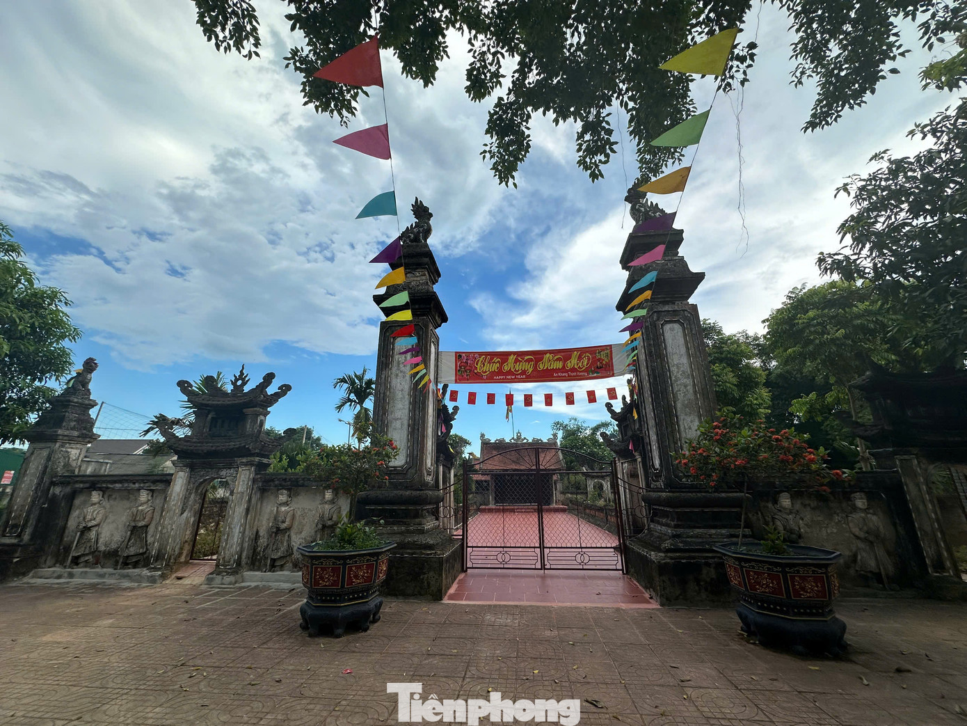 Cũng theo các tư liệu lịch sử và chuyện kể từ các cao niên ở thôn Vĩnh Thành qua các đời truyền lại, năm 1903-1904, trước khi vào Huế, cụ Phó bảng Nguyễn Sinh Sắc đã dẫn theo con trai Nguyễn Sinh Cung (Chủ tịch Hồ Chí Minh) đến đây dạy học. Tại đây, Bác Hồ nhiều lần đến tham quan và tham dự các buổi đàm đạo giữa cụ Nguyễn Sinh Sắc với các bô lão, trí thức trong vùng.