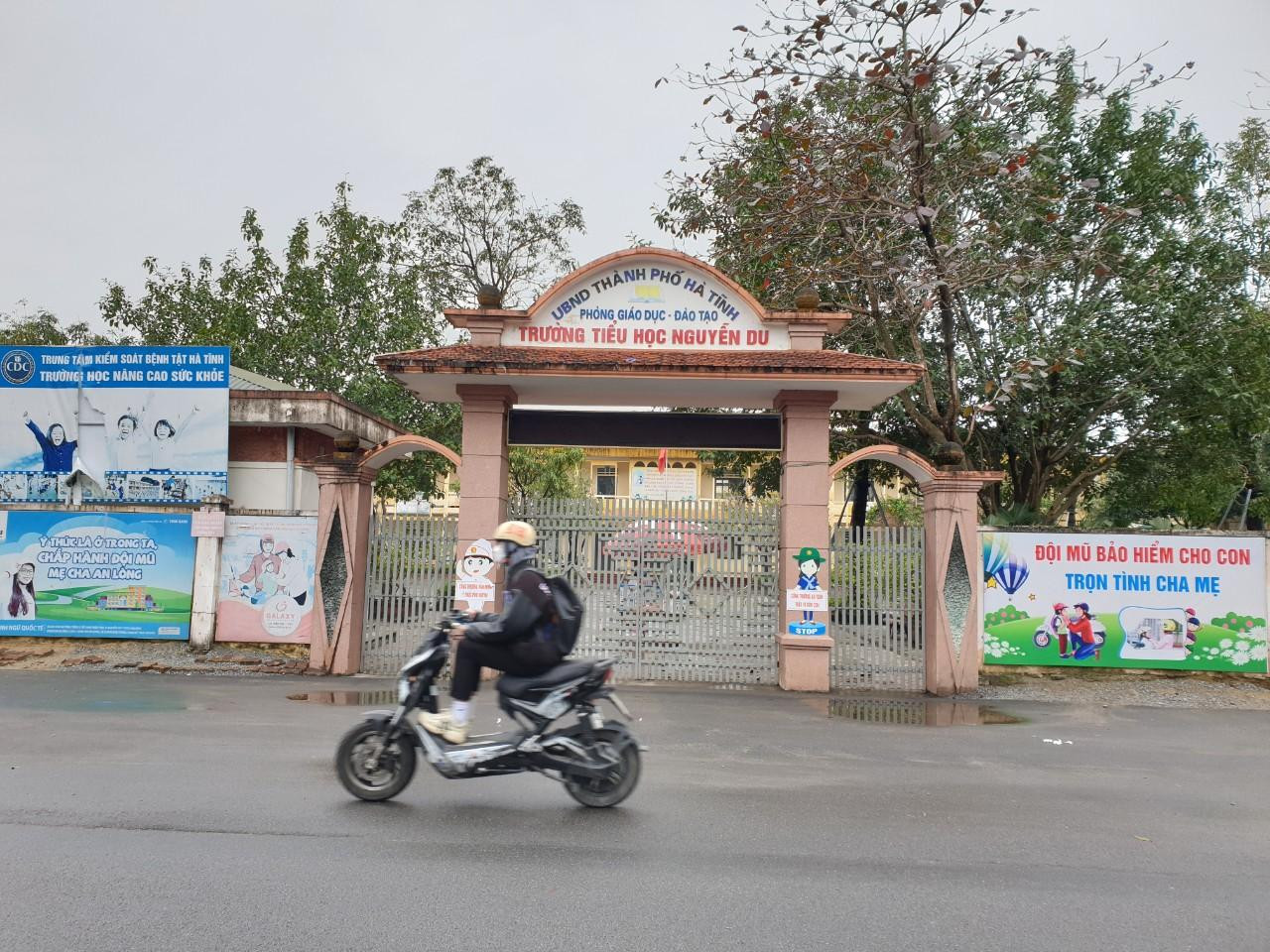 Sáng 21/2, Sở GD&ĐT Hà Tĩnh cho biết, có 345 trường mầm non, tiểu học với 146.041 học nghỉ học do thời tiết xấu. Sáng 21/2, Sở GD&ĐT Hà Tĩnh cho biết, có 345 trường mầm non, tiểu học với 146.041 học nghỉ học do thời tiết xấu.