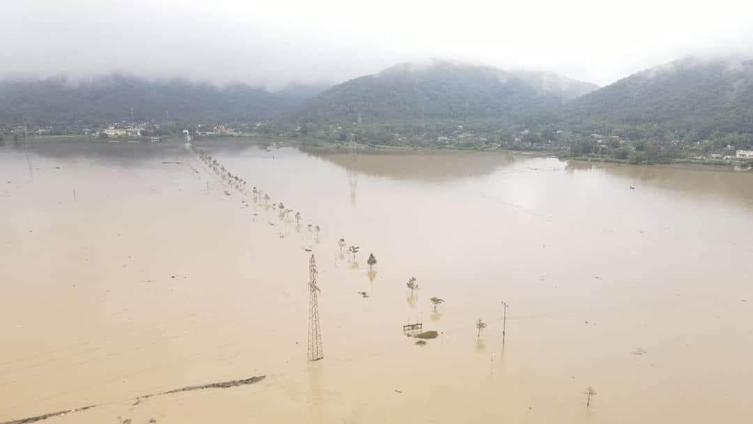 Nhiều tuyến đường dân sinh tại huyện Nghi Xuân đang bị ngập sâu. Nhiều tuyến đường dân sinh tại huyện Nghi Xuân đang bị ngập sâu.