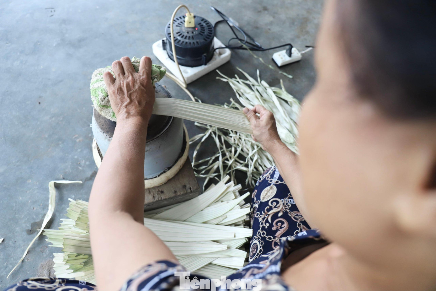 Lá nón được luộc qua hoặc vò cho nhũn rồi đem phơi nắng. Khi phơi đủ nắng, lá sẽ trắng và có độ dai.