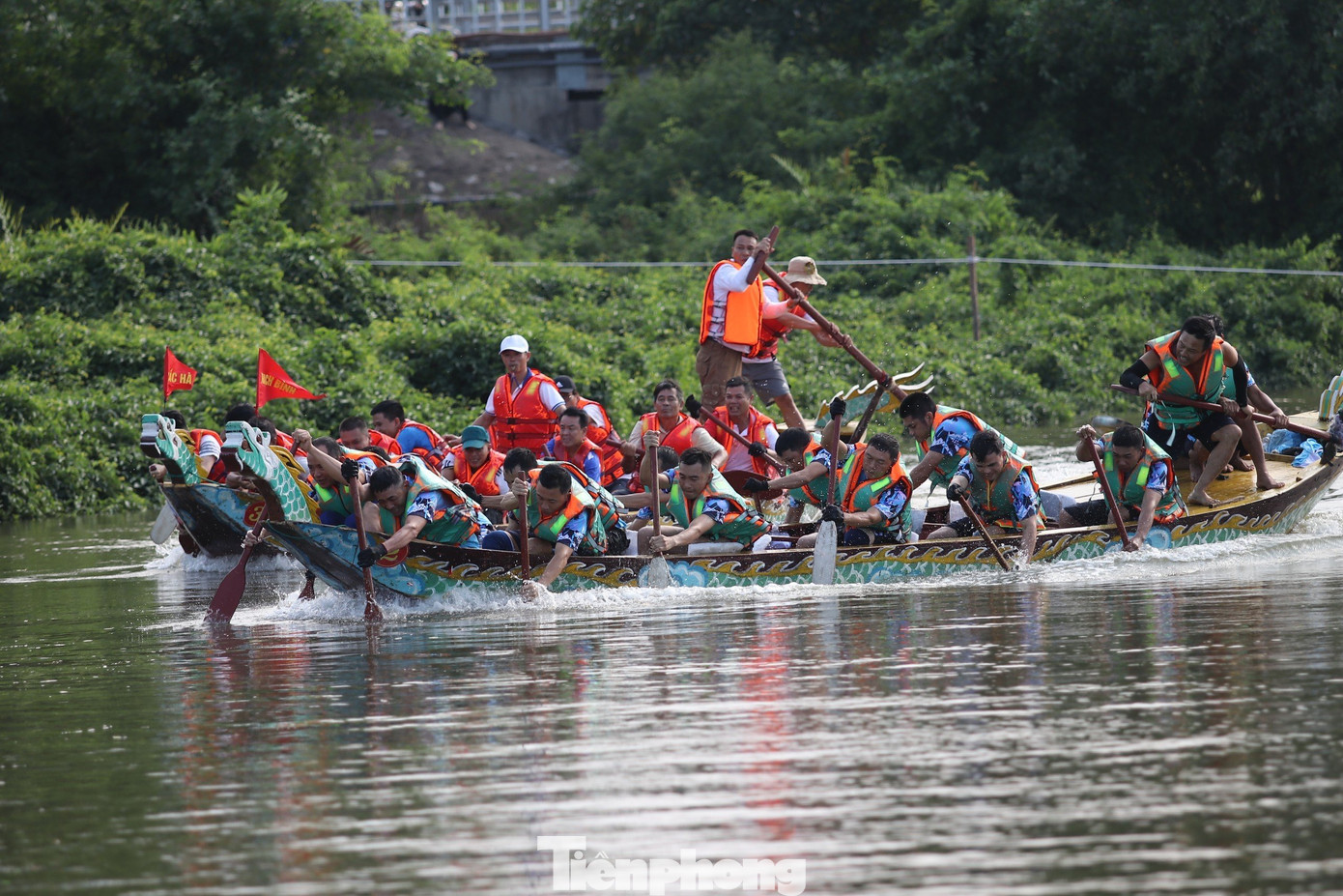 Ngoài ra thuyền phải đi thẳng hướng, không được tạo chướng ngại vật khi thuyền sau có khả năng vượt lên. Trong ảnh là các đội đang hừng hực khí thế để về đích.