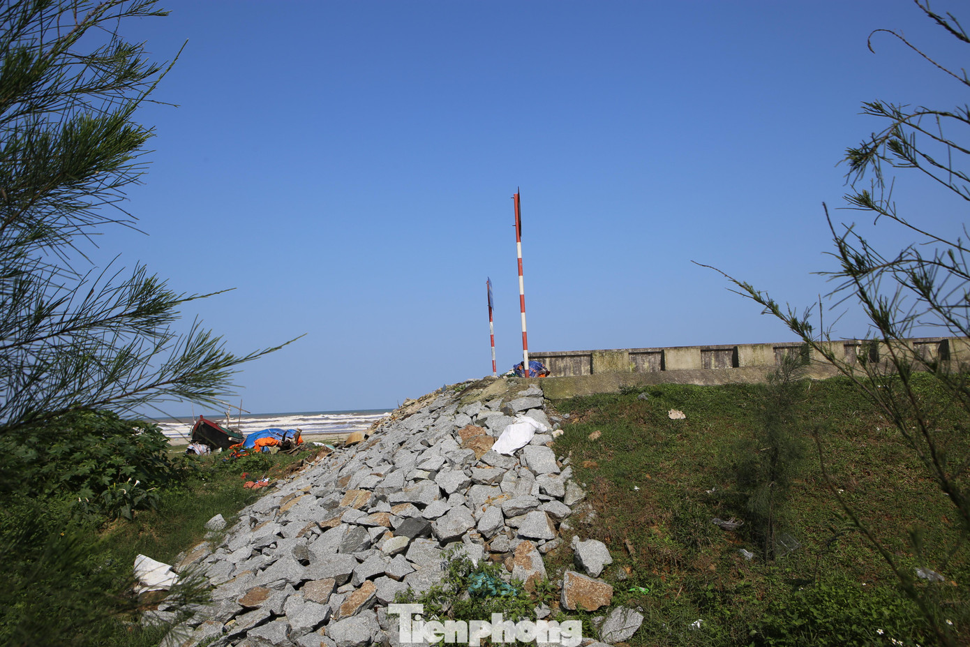 Ông Hoàng Văn Hà - Chủ tịch UBND xã Cương Gián, cho biết, công trình đê biển bàn giao cho địa phương quản lý khoảng 1 năm nay. Công trình rất thiết yếu, phục vụ nhu cầu giao thông, sinh hoạt, phát triển kinh tế, đảm bảo an toàn trong mùa mưa bão. Hiện giai đoạn 1 đã làm xong, còn đoạn nối từ thôn Song Nam đến xã Cổ Đạm vẫn chưa triển khai. Nguyên nhân ngừng triển khai địa phương không nắm rõ.