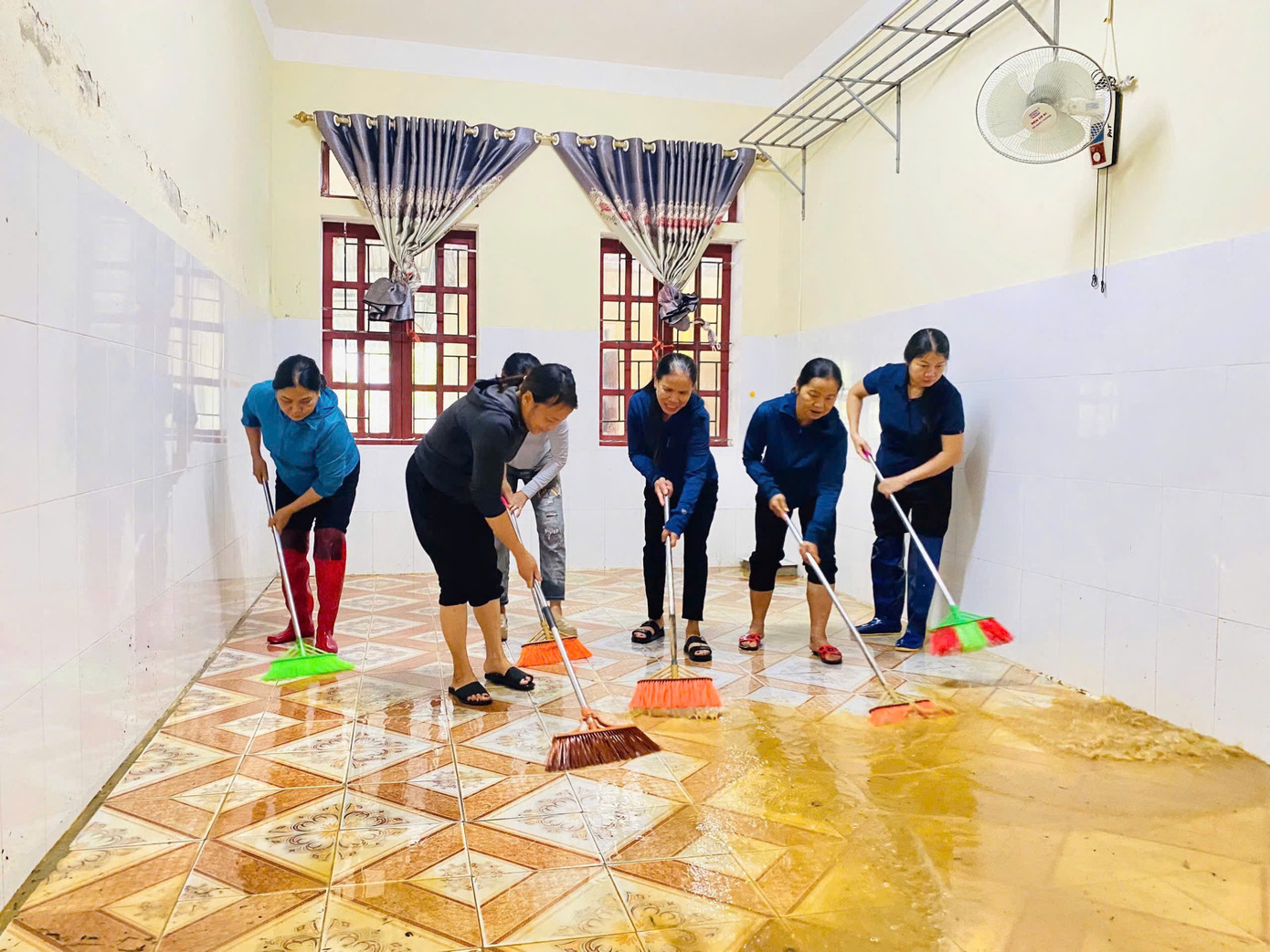 “Trường nằm ở vũng thấp trũng, trong 4 ngày có hai đợt lũ. Cho đến sáng nay, khi nước lũ rút dần, chúng tôi đã đến trường dọn vệ sinh đón trẻ quay lại trường. Do chủ động kê cao tài sản trước đó nên không có thiệt hại nhiều. Hiện tại mực nước vẫn còn ngập ở một số khuôn viên, sân chơi trong trường”, cô Hà chia sẻ.