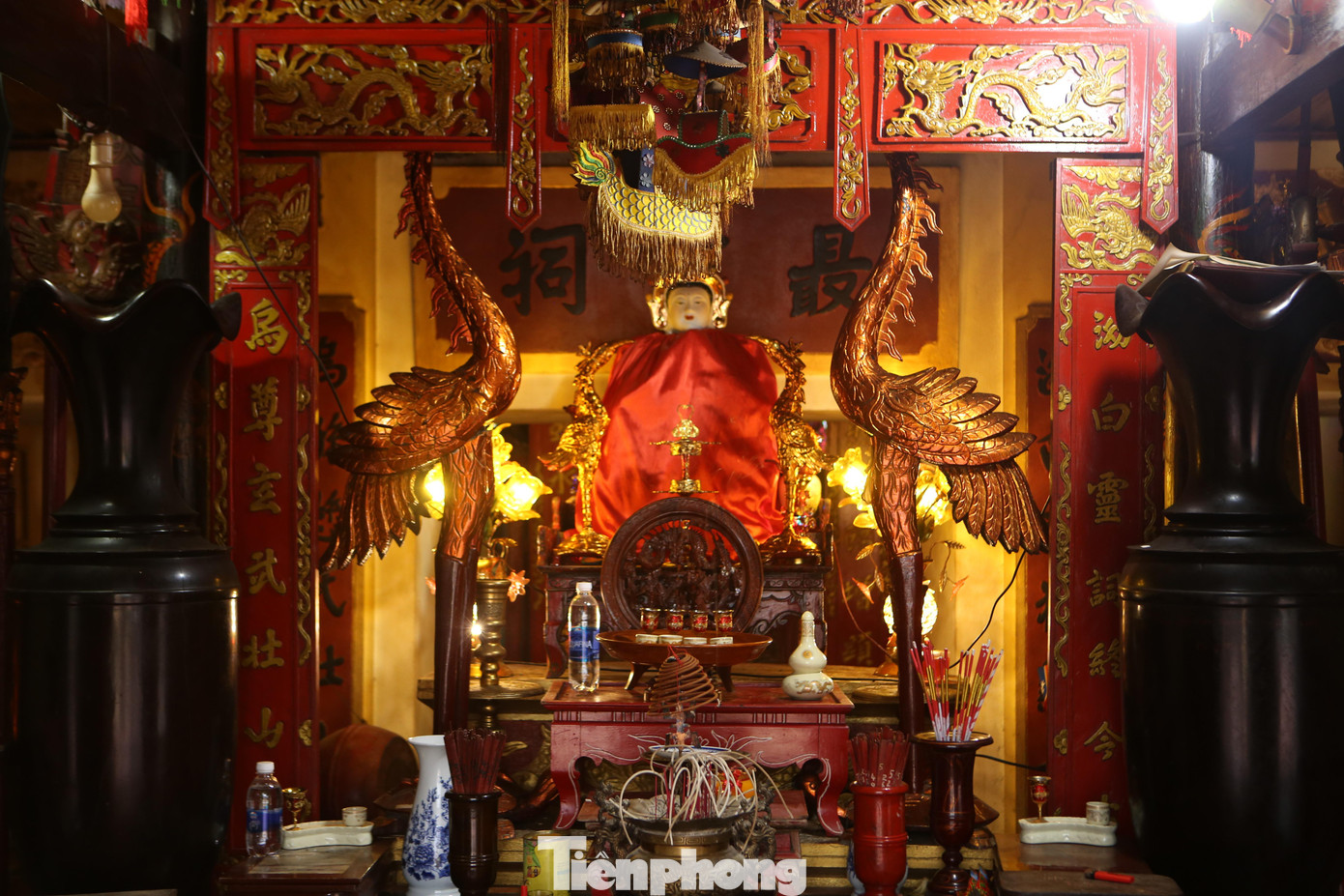 Bà Nguyễn Thị Bích Châu được vua Trần Duệ Tông tuyển làm Tả cung Quý phi, lấy hiệu là Phù Dung. Ngày 11/2/1377 (Đinh Tỵ) trong quá trình cùng nhà vua đi dẹp giặc, bà Nguyễn Thị Bích Châu bị trúng mũi tên từ trần. Linh cữu bà được an táng và lập miếu thờ tại bản núi Ô Tôn, vùng Eo Bạch.