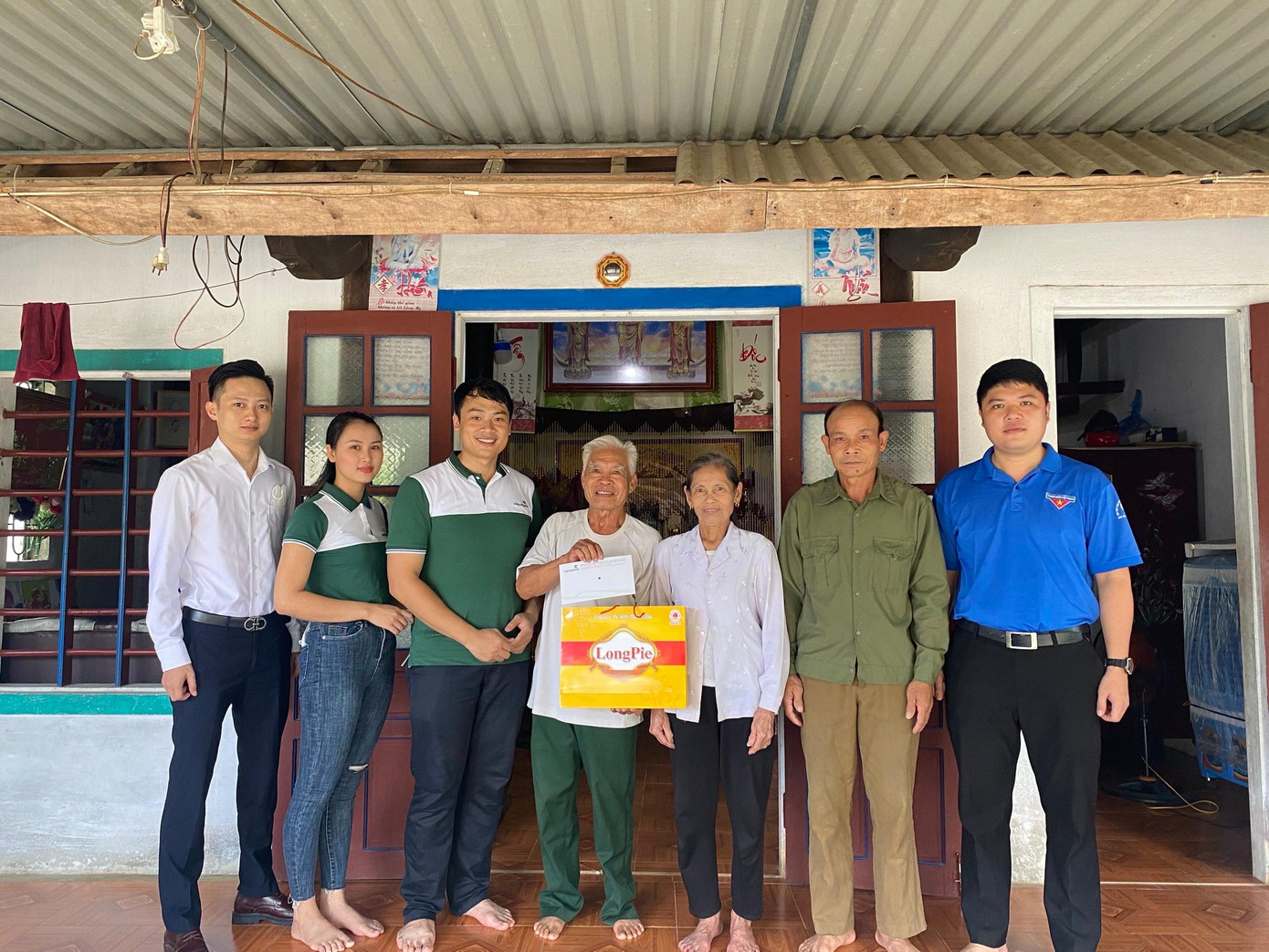 Các cấp bộ đoàn trong toàn tỉnh đã trao tặng gần 4.000 suất quà cho các đối tượng chính sách với tổng trị giá 2.2 tỷ đồng.