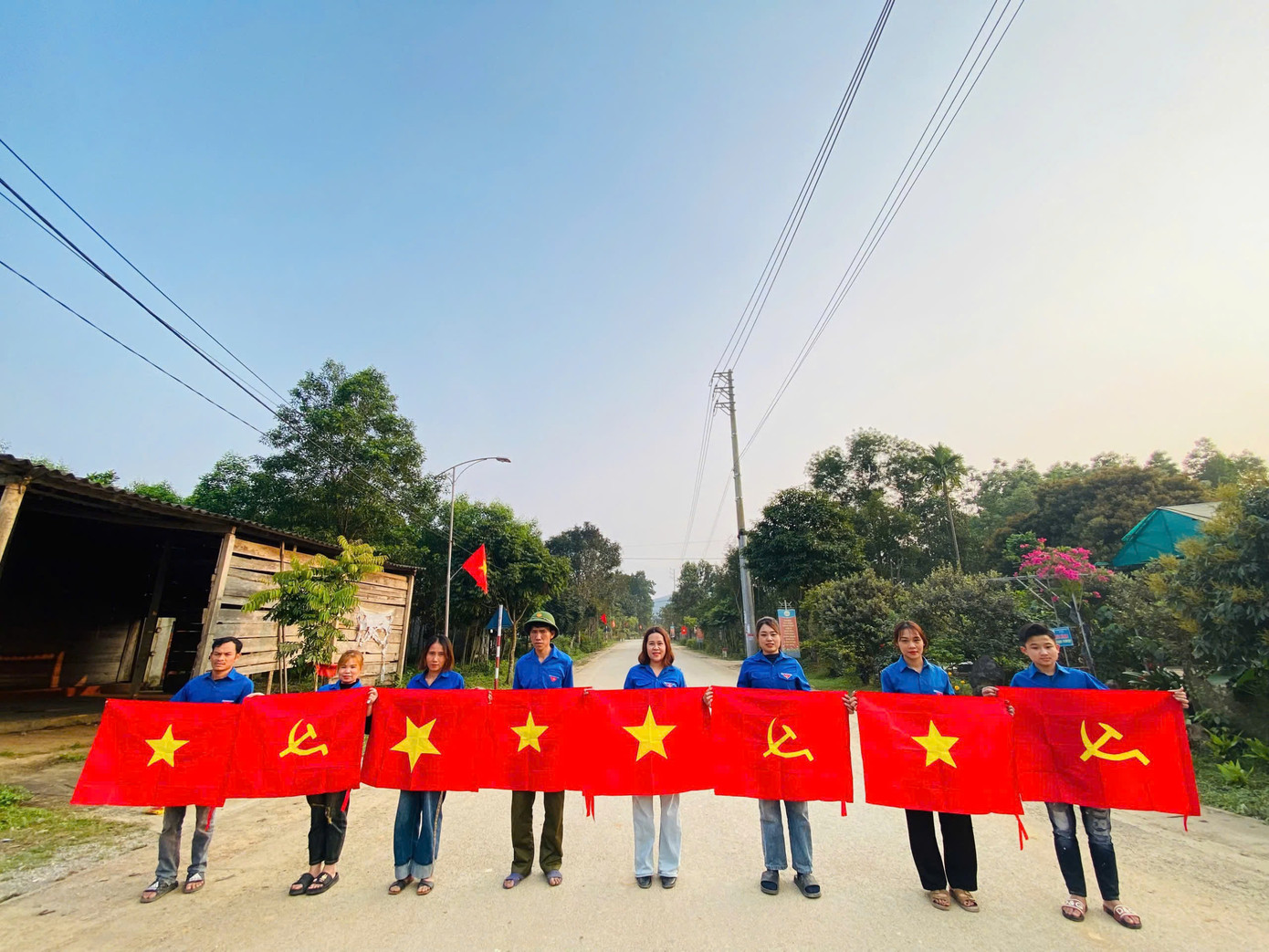 Theo Ban thường vụ Tỉnh Đoàn Hà Tĩnh, trong Tháng Thanh niên, tuổi trẻ toàn tỉnh đã triển khai nhiều công trình, phần việc ý nghĩa, lan tỏa sắc xanh nhiệt huyết đến với cộng đồng. Tại huyện Hương Khê vừa hoàn thành công trình "20 tuyến đường cờ thanh niên" tại các địa phương trong toàn huyện. Ảnh: HN