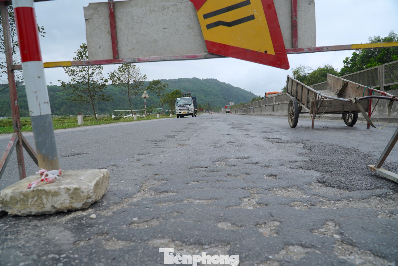 Cũng theo đại diện BOT, nguyên nhân đường bị xuống cấp là do ảnh hưởng của mưa lũ vào năm 2022 và trọng lượng xe quá tải. Nguồn kinh phí sửa chữa đợt này khoảng 12 tỷ đồng.
