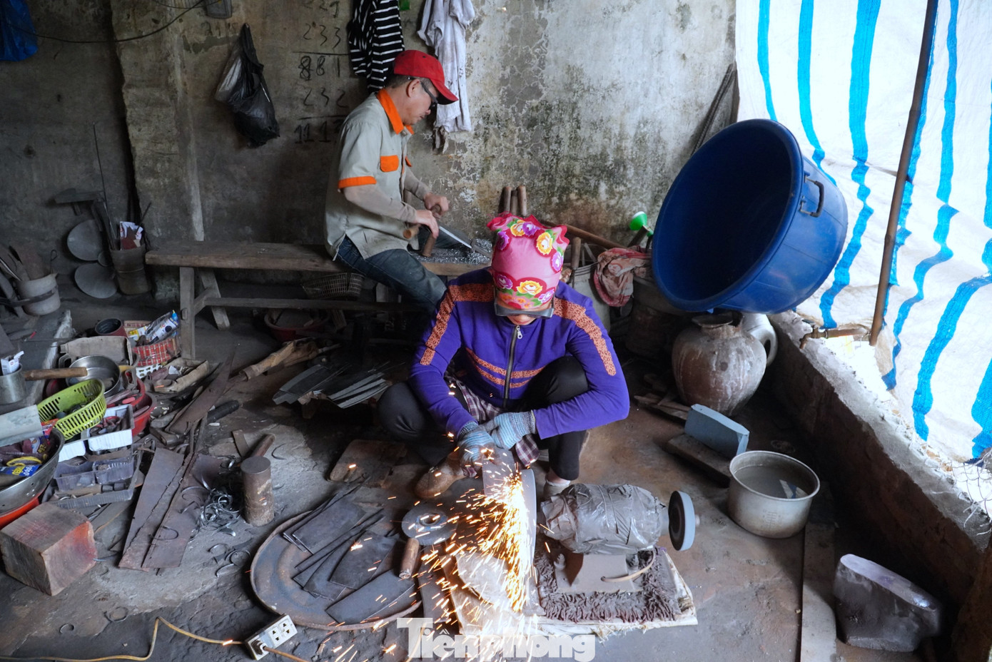 Ông Trương Hữu Bình (54 tuổi) đã theo nghề rèn hơn 30 năm qua. Mỗi ngày hai vợ chồng ông làm được khoảng 16 con dao. Gần Tết khách đặt nhiều đơn hàng lớn với hàng nghìn con dao. Ông Trương Hữu Bình (54 tuổi) đã theo nghề rèn hơn 30 năm qua. Mỗi ngày hai vợ chồng ông làm được khoảng 16 con dao. Gần Tết khách đặt nhiều đơn hàng lớn với hàng nghìn con dao.