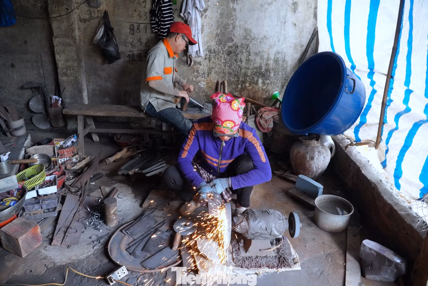 Ông Trương Hữu Bình (54 tuổi) đã theo nghề rèn hơn 30 năm qua. Mỗi ngày hai vợ chồng ông làm được khoảng 16 con dao. Gần Tết khách đặt nhiều đơn hàng lớn với hàng nghìn con dao.