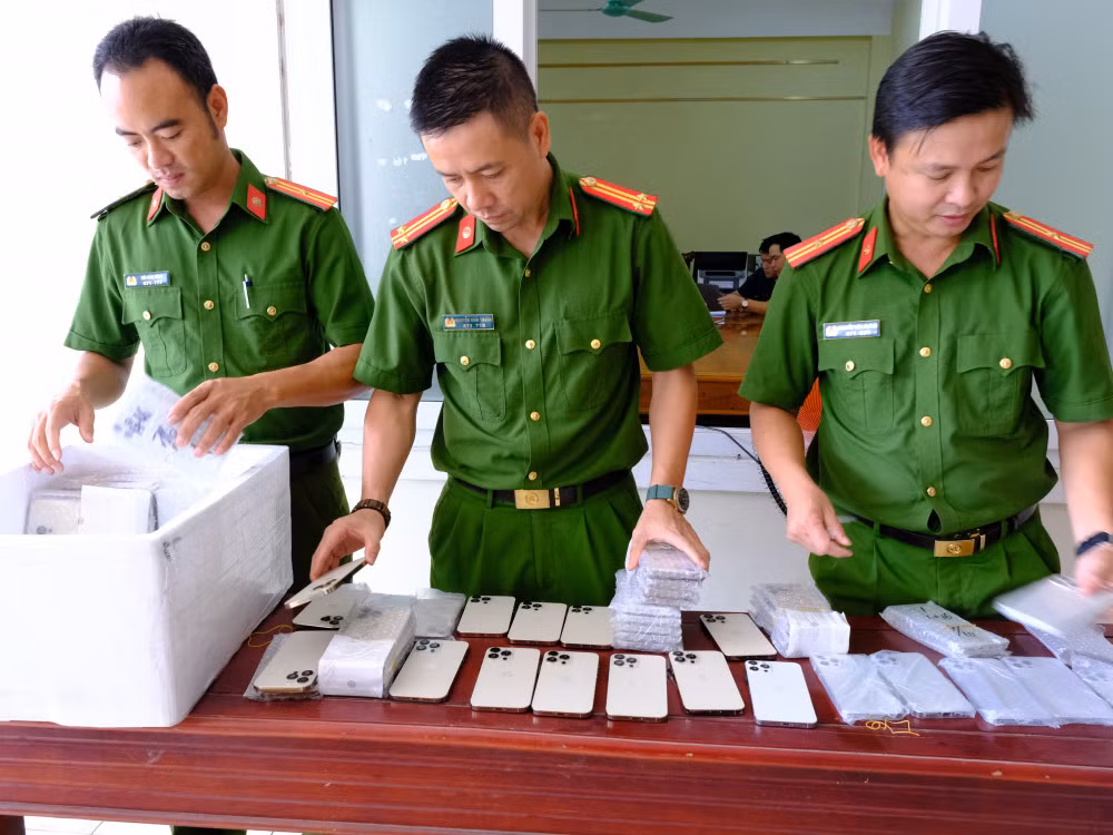 Cảnh sát thu giữ nhiều điện thoại giả.