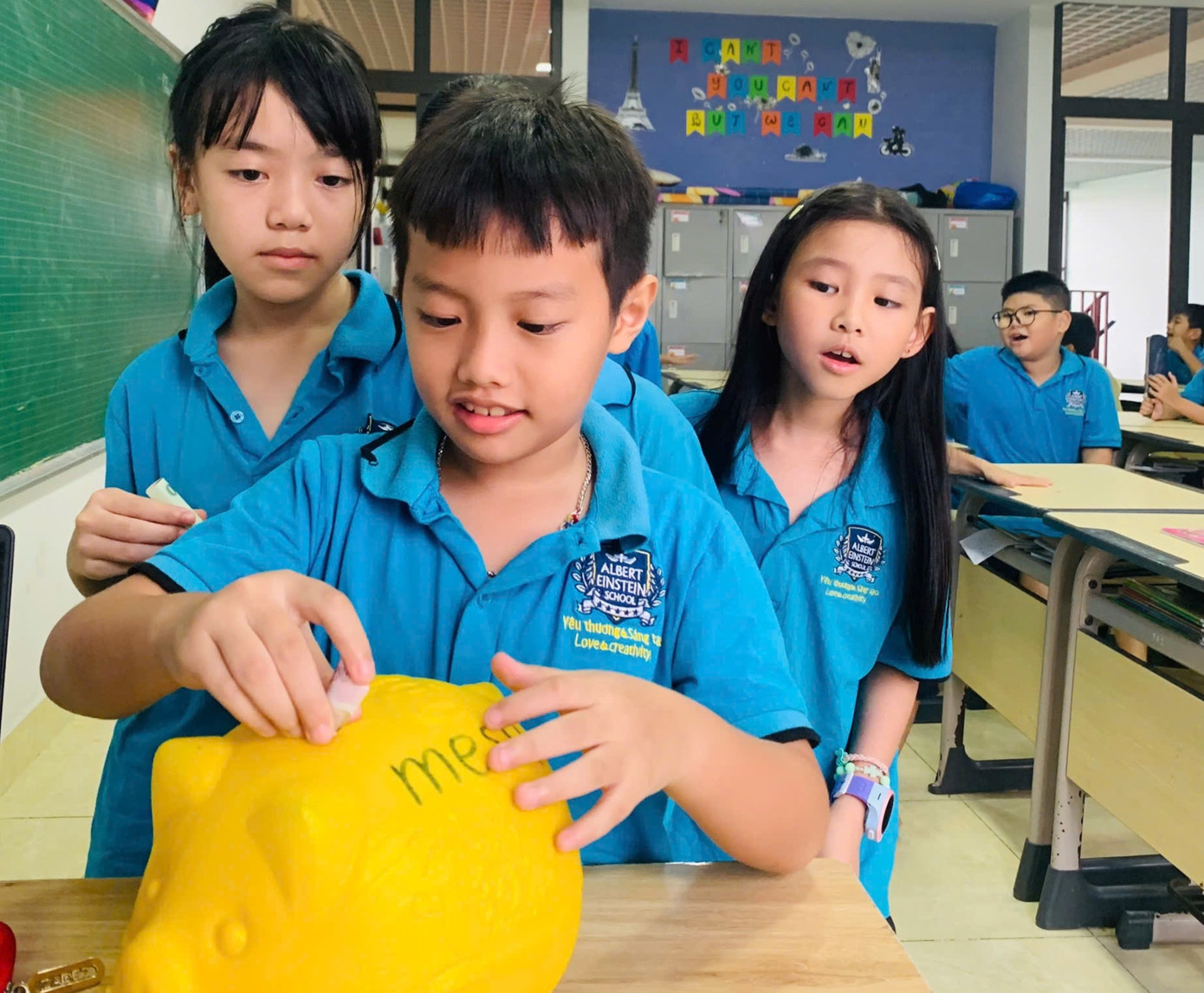 Nhiều học sinh Hà Tĩnh hướng đến người dân vùng lũ. Nhiều học sinh Hà Tĩnh hướng đến người dân vùng lũ.