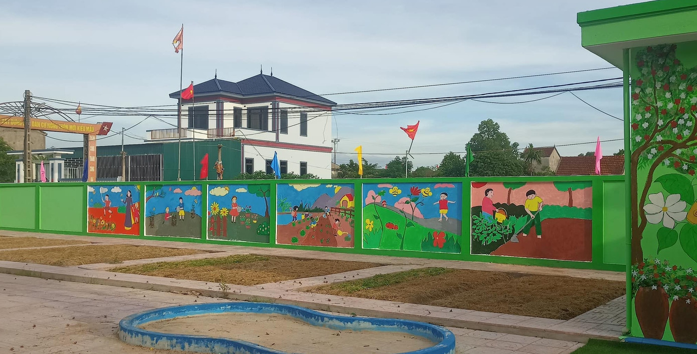 100m tường bích hoạ được nhóm sinh viên hoàn thiện trong nhiều ngày hoạt động tình nguyện tại xã Cẩm Sơn. Không chỉ góp phần làm cho các bức tường rêu cũ trở nên sống động, mới mẻ mà còn truyền đi nhiều thông điệp ý nghĩa.