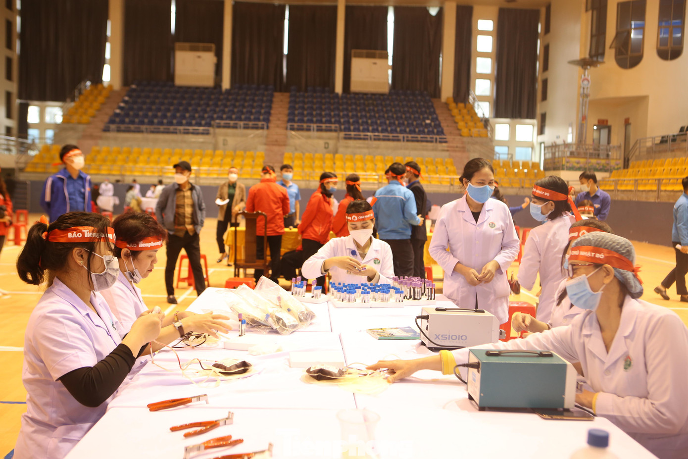 Sáng nay (23/1), Ban thường vụ Tỉnh đoàn Hà Tĩnh phối hợp với Báo Tiền Phong, Hội LHTN Việt Nam tỉnh, Liên đoàn Lao động tỉnh, Hội Chữ thập đỏ, Bệnh viện Đa khoa tỉnh tổ chức ngày hội Chủ nhật Đỏ lần thứ XIV năm 2022 tại Nhà thi đấu Thể dục Thể thao tỉnh Hà Tĩnh.