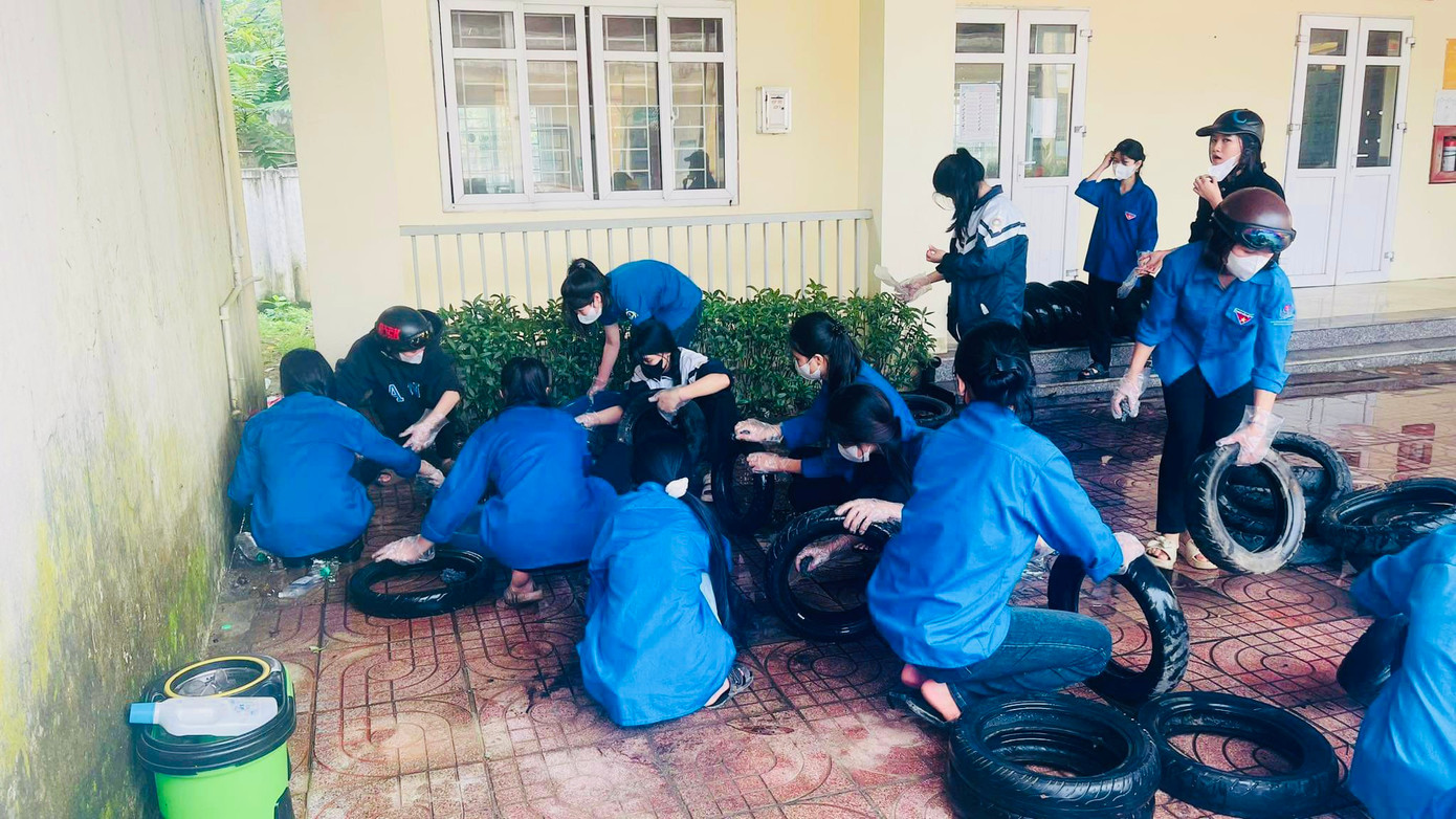 Tuổi trẻ Cẩm Xuyên sôi nổi các hoạt động tình nguyện xây dựng nông thôn mới và Chủ nhật xanh năm 2024. Trong ảnh đoàn viên thanh niên đang xử lý lốp xe tái chế để làm các mô hình tình nguyện. Tuổi trẻ Cẩm Xuyên sôi nổi các hoạt động tình nguyện xây dựng nông thôn mới và Chủ nhật xanh năm 2024. Trong ảnh đoàn viên thanh niên đang xử lý lốp xe tái chế để làm các mô hình tình nguyện.