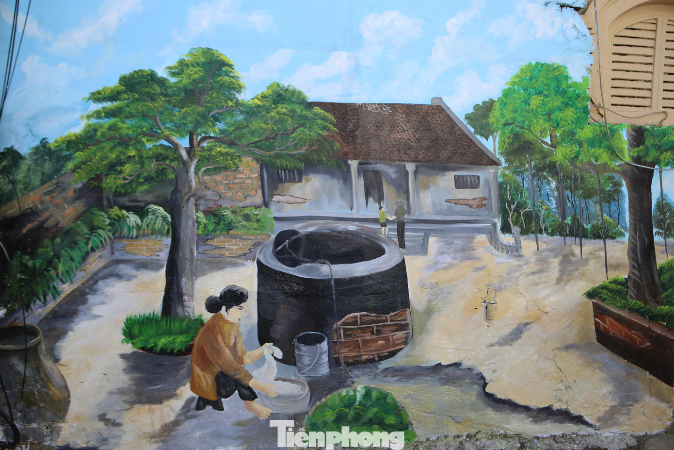 Hay cây đa, giếng nước được vẽ trên những bức tường nhà cũ kỹ.