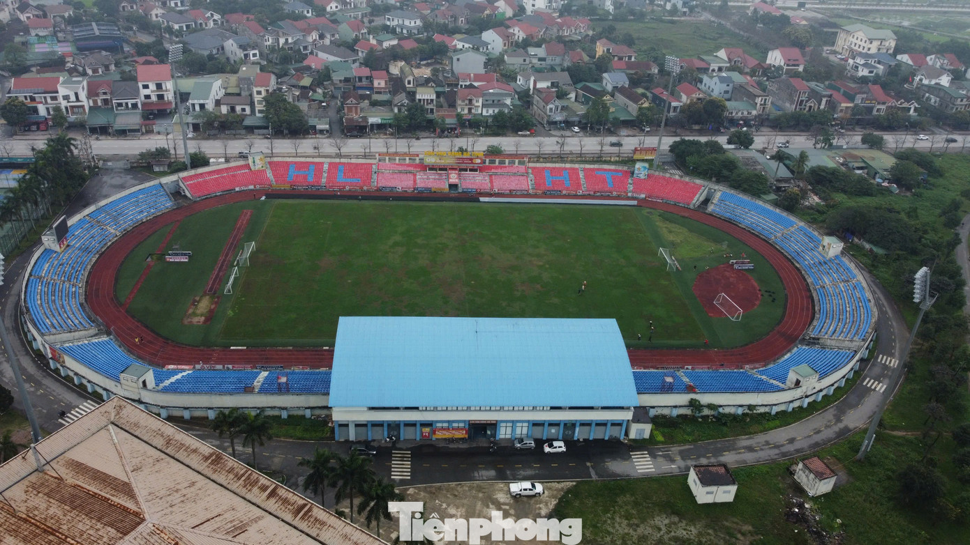 Đại diện Ban tổ chức các Giải đấu bóng đá chuyên nghiệp Quốc gia 2024 – 2025 vừa đến kiểm tra và gia hạn thời gian thẩm định sau những phản ánh về chất lượng sân vận động Hà Tĩnh gây ảnh hưởng đến chất lượng trận đấu. Đại diện Ban tổ chức các Giải đấu bóng đá chuyên nghiệp Quốc gia 2024 – 2025 vừa đến kiểm tra và gia hạn thời gian thẩm định sau những phản ánh về chất lượng sân vận động Hà Tĩnh gây ảnh hưởng đến chất lượng trận đấu.