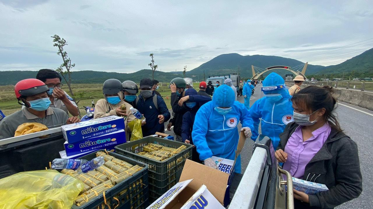 Điểm này được đặt ngay tại chốt kiểm soát phòng chống dịch, nên người dân khi xuống xe được các tình nguyện viên, cảnh sát giao thông hướng dẫn khai báo y tế, nhận sữa, nước...