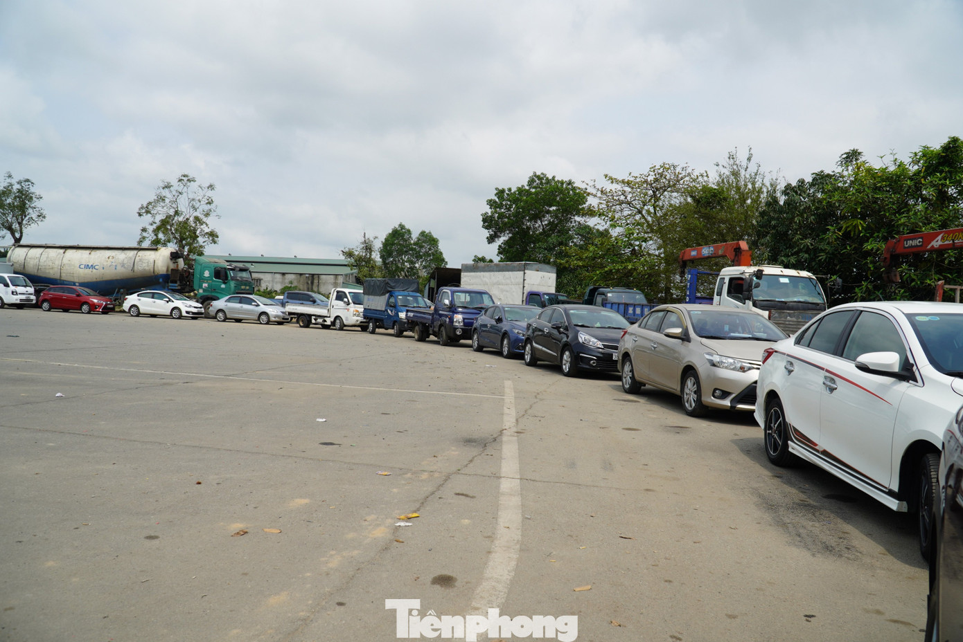 Tình trạng ô tô xếp hàng dài chờ tới lượt kiểm định tại Trung tâm Đăng kiểm xe cơ giới 3801D xảy ra khoảng 4 ngày nay. Trung bình mỗi ngày có 120 - 130 lượt phương tiện tới nộp hồ sơ kiểm định, trong khi đơn vị này chỉ có thể kiểm định được 70-80 xe (công suất tối đa 140 lượt phương tiện/ngày).