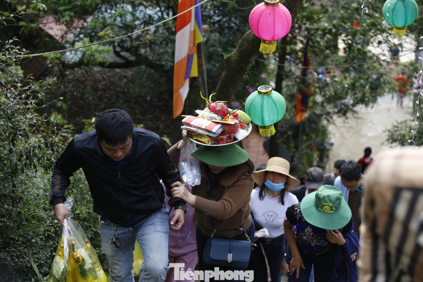 Trước ngày khai khai hội diễn ra, số lượng khách đến chùa Hương Tích rất đông. Họ mang lễ vật lên chùa để cầu may trong năm mới.