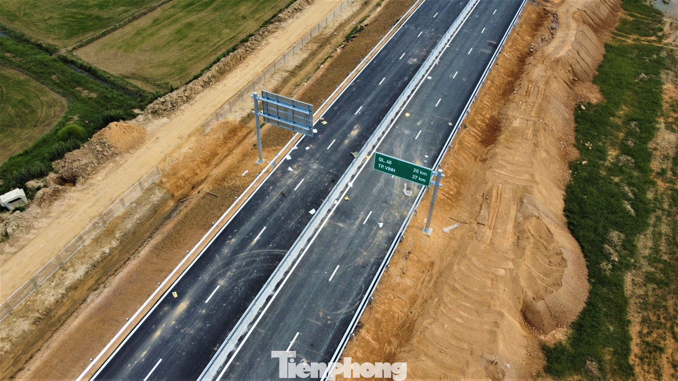 Hiện đơn vị thi công đang tiến hành rải thảm bê tông nhựa, lắp đặt hệ thống hộ lan và các biển báo, kẻ vạch đường...