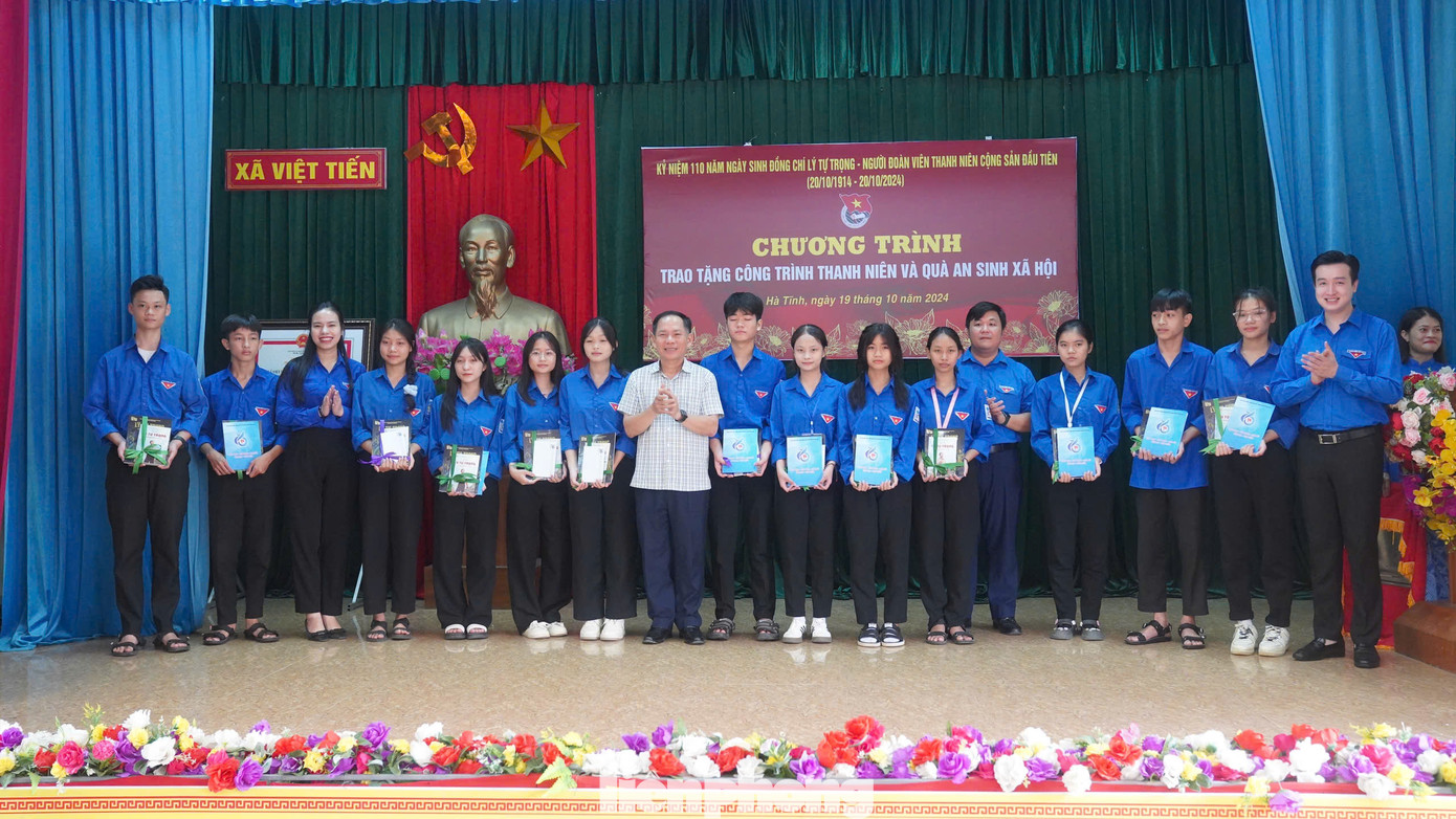 Cũng trong khuôn khổ chương trình, tại xã Việt Tiến, các tỉnh, Thành Đoàn, các đơn vị trực thuộc đã trao tặng hơn 300 suất học bổng cho học sinh gặp hoàn cảnh khó khăn, trị giá hơn 300 triệu đồng. Ngoài ra tại chương trình, T.Ư Đoàn cũng trao tặng 45 suất quà cho học sinh gặp hoàn cảnh khó khăn vươn lên học giỏi trên địa bàn huyện Thạch Hà.