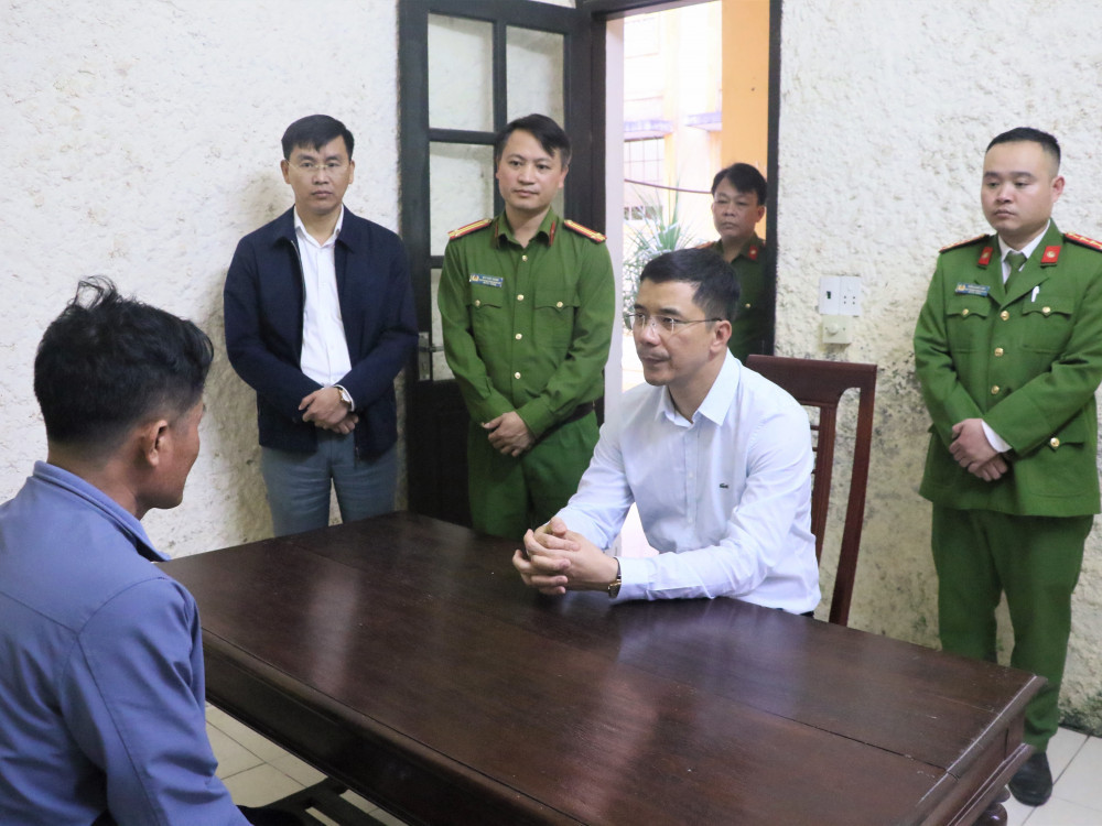 Thượng tá Nguyễn Hồng Phong, Giám đốc Công an tỉnh Hà Tĩnh chỉ đạo xử lý nghiêm hành vi của tài xế Trần Văn Năng. Ảnh: CAHT