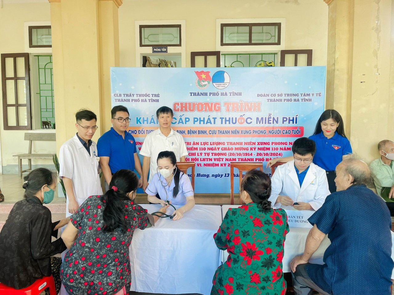 Ngoài ra cũng tổ chức 35 chương trình khám, cấp phát thuốc miễn phí cho gần 1.500 cựu TNXP và gia đình chính sách, người có công với cách mạng. Ngoài ra cũng tổ chức 35 chương trình khám, cấp phát thuốc miễn phí cho gần 1.500 cựu TNXP và gia đình chính sách, người có công với cách mạng.