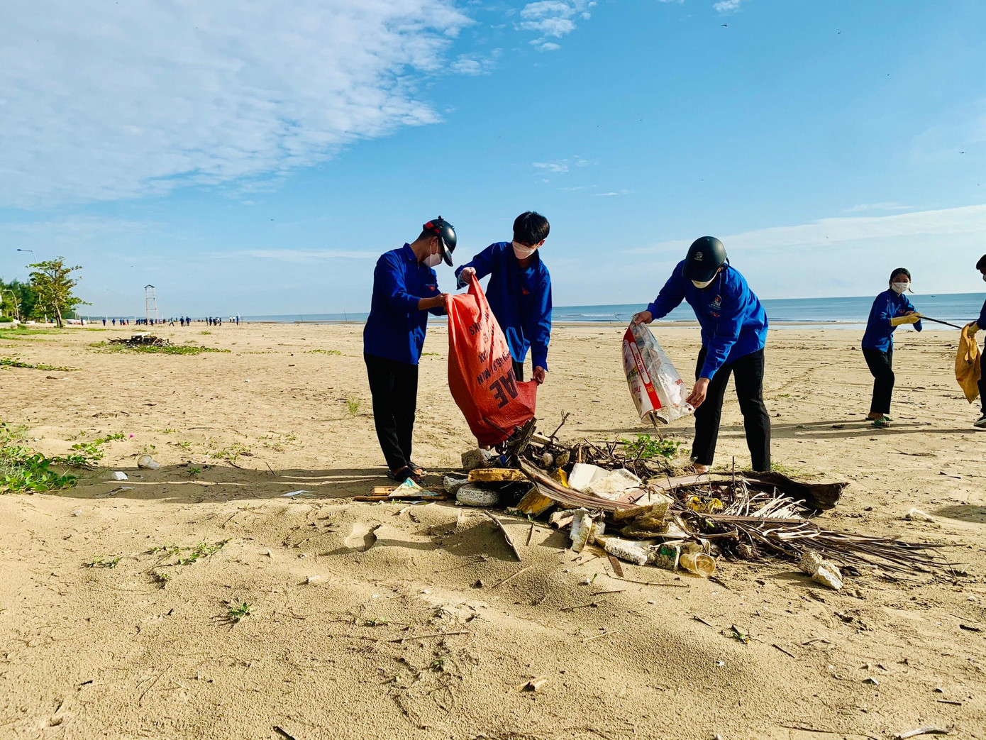 Một số rác được thu gom và các đoàn viên, thanh niên xử lý tại bãi biển.
