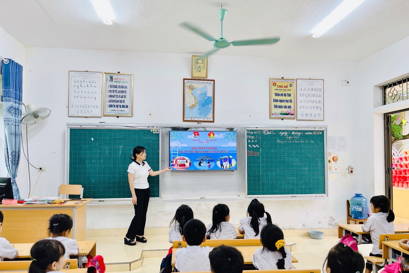 Ngoài việc tổ chức bằng hình thức giao lưu, đối thoại trực tiếp, hướng dẫn học sinh các kỹ năng cấp cứu người bị đuối nước, cách sử dụng phao, áo phao…, học sinh, phụ huynh còn được tuyên truyền qua video gửi vào các nhóm để tăng cường công tác phối hợp, quản lý.