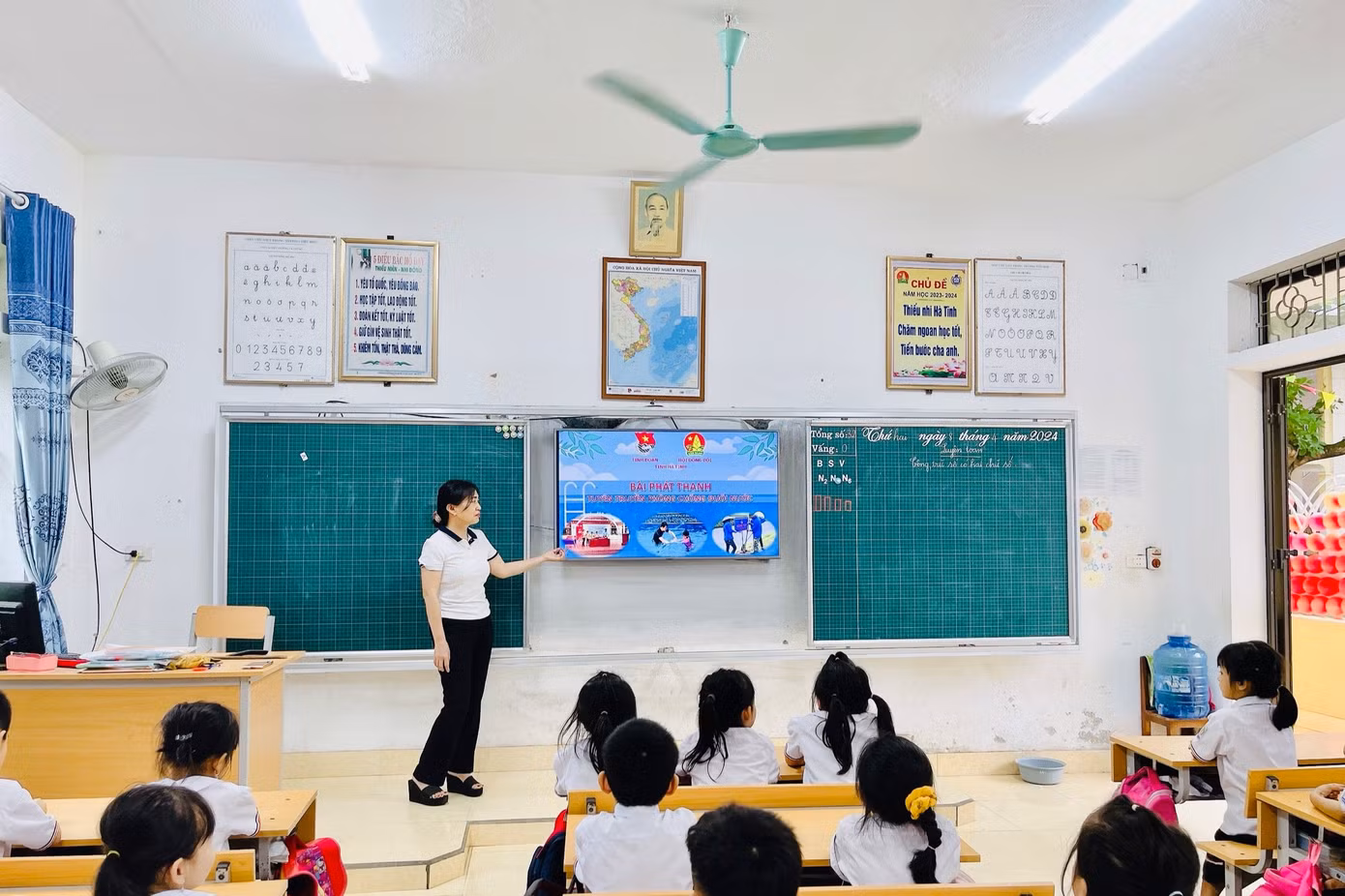 Ngoài việc tổ chức bằng hình thức giao lưu, đối thoại trực tiếp, hướng dẫn học sinh các kỹ năng cấp cứu người bị đuối nước, cách sử dụng phao, áo phao…, học sinh, phụ huynh còn được tuyên truyền qua video gửi vào các nhóm để tăng cường công tác phối hợp, quản lý.