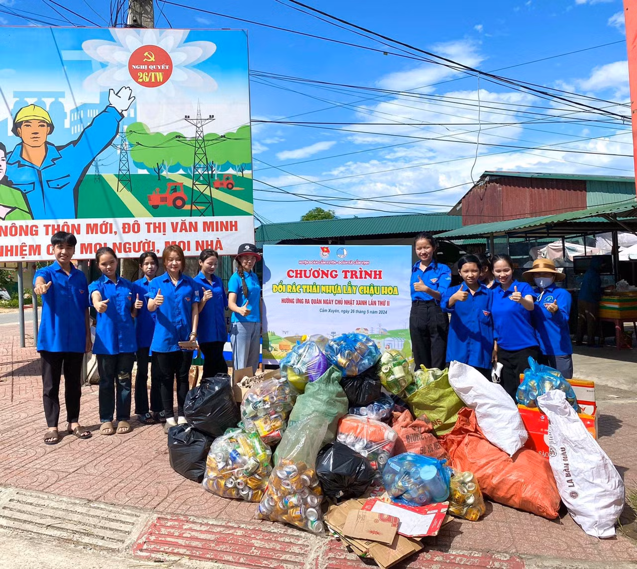 Sau vài giờ ra quân hưởng ứng, tuổi trẻ huyện Cẩm Xuyên thu về nhiều lượng rác thải nhựa trong chương trình "Đổi rác thải nhựa lấy chậu hoa".
