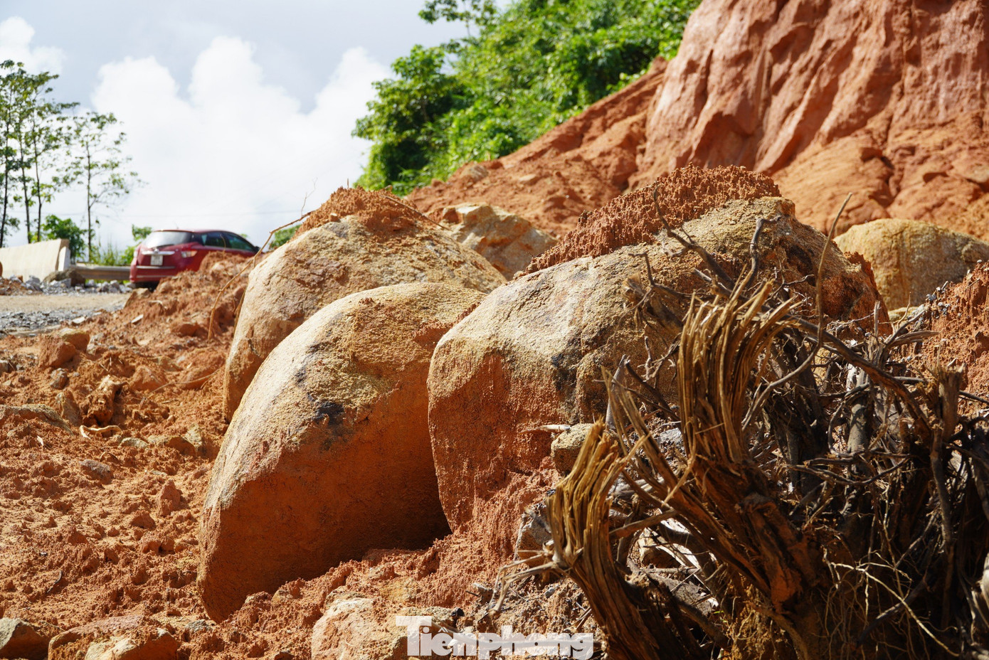 Nhiều tài xế lưu thông trên tuyến đường cho biết vào mùa mưa rất lo sợ khi nhiều vị trí đường đã bị sạt lở. Đặc biệt vào những ngày mưa, hay ban đêm bị che khuất tầm nhìn, mặt đường xấu, nhiều đoạn uốn lượn nên nguy cơ mất an toàn cao.