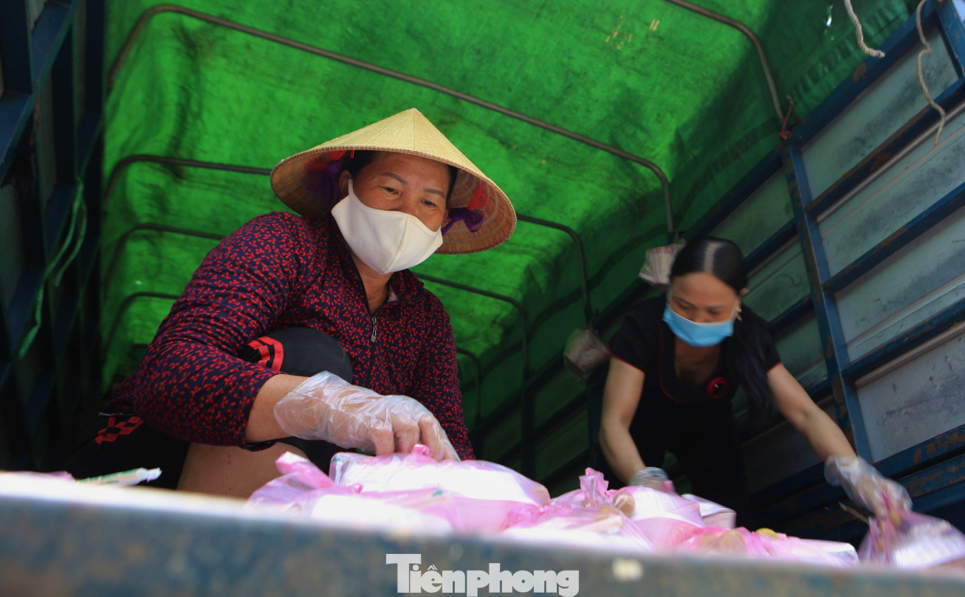 Hơn 250 suất cơm trong ngày được người dân thôn Chi Quan xã Cẩm Quan đưa lên xe tải để đưa vào khu cách ly tại Trường Tiểu học và THCS Cẩm Quan.