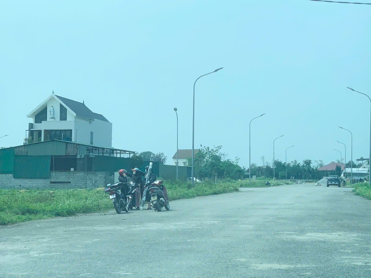 Nhiều người được môi giới dẫn đi xem đất tại khu quy hoạch đất nền trung tâm thị trấn Lộc Hà. Nhiều người được môi giới dẫn đi xem đất tại khu quy hoạch đất nền trung tâm thị trấn Lộc Hà.