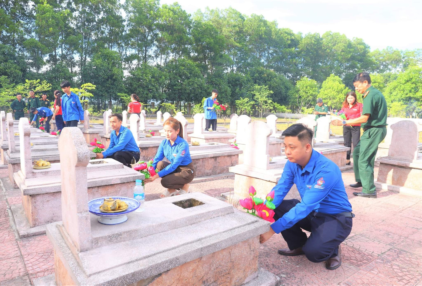 Ban thường vụ Tỉnh Đoàn Hà Tĩnh cho biết, để tri ân lực lượng TNXP, những ngày qua, các cấp bộ Đoàn trên toàn tỉnh đã tổ chức 51 hoạt động cấp huyện và 192 hoạt động cấp cơ sở, thu hút đông đảo đoàn viên thanh niên tham gia. Trong ảnh, tuổi trẻ Huyện Đoàn Thạch Hà tổ chức dâng hoa tri ân các anh hùng liệt sĩ. Ban thường vụ Tỉnh Đoàn Hà Tĩnh cho biết, để tri ân lực lượng TNXP, những ngày qua, các cấp bộ Đoàn trên toàn tỉnh đã tổ chức 51 hoạt động cấp huyện và 192 hoạt động cấp cơ sở, thu hút đông đảo đoàn viên thanh niên tham gia. Trong ảnh, tuổi trẻ Huyện Đoàn Thạch Hà tổ chức dâng hoa tri ân các anh hùng liệt sĩ.