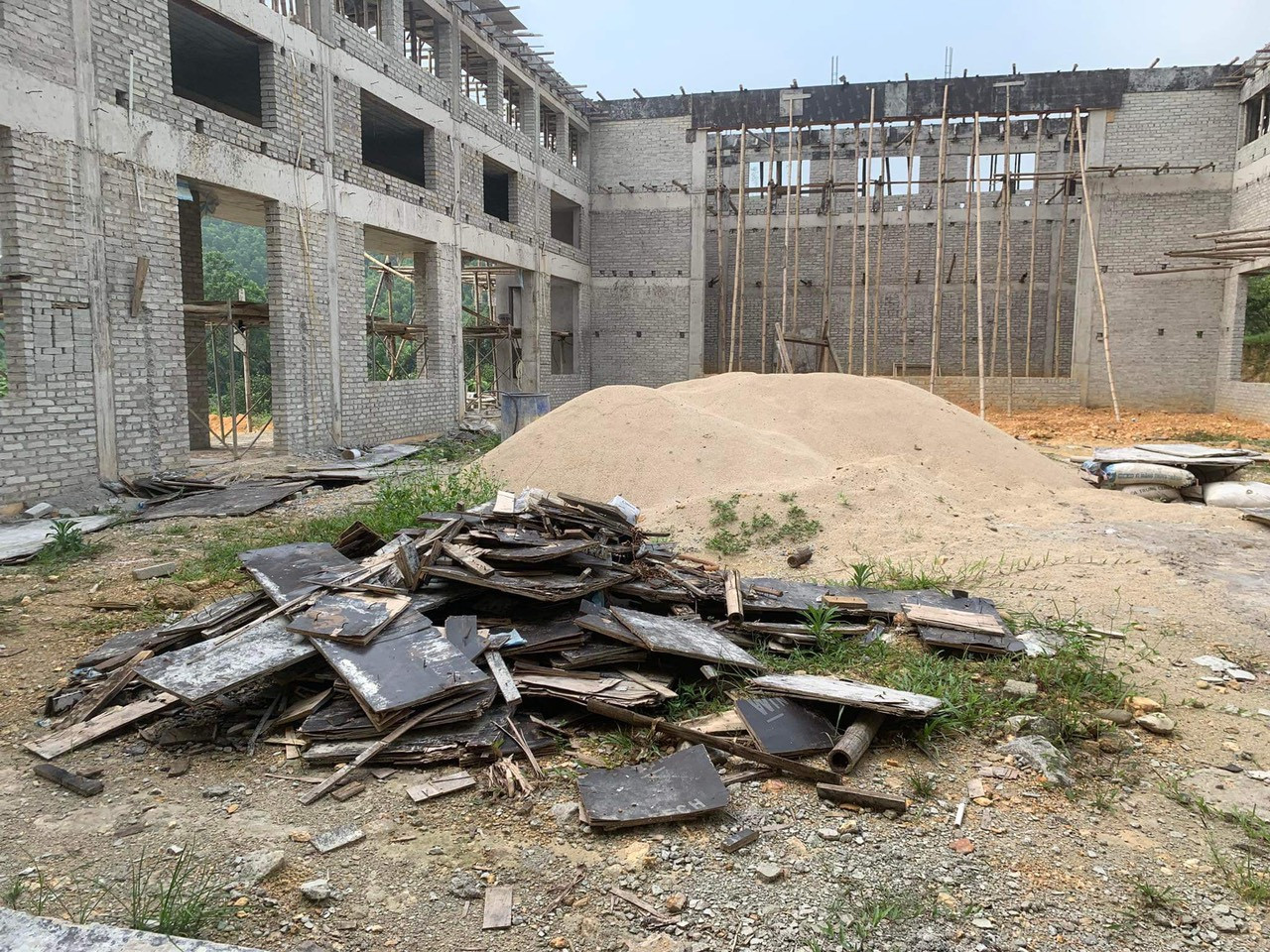 Công trình ngổn ngang do nhà thầu ngừng thi công. Công trình ngổn ngang do nhà thầu ngừng thi công.