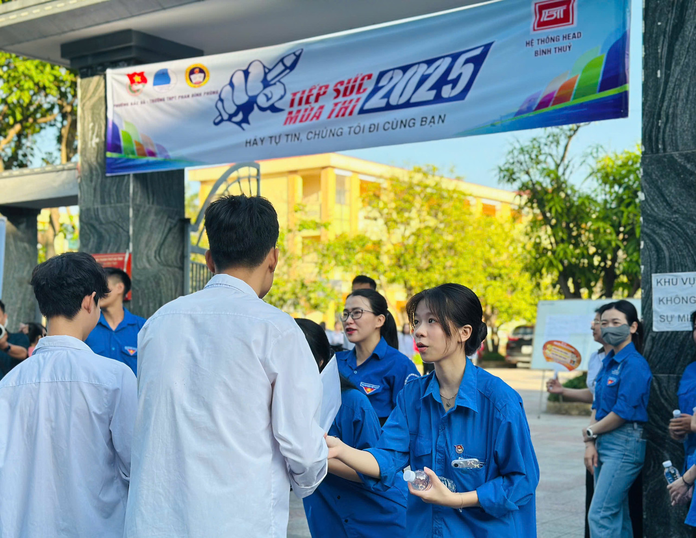 Các tình nguyện viên phát nước miễn phí hỗ trợ thí sinh. Các tình nguyện viên phát nước miễn phí hỗ trợ thí sinh.