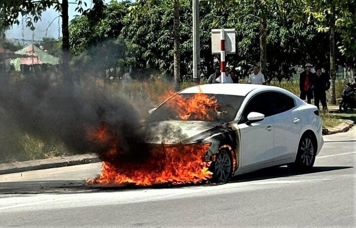 Hiện trường vụ cháy xe.