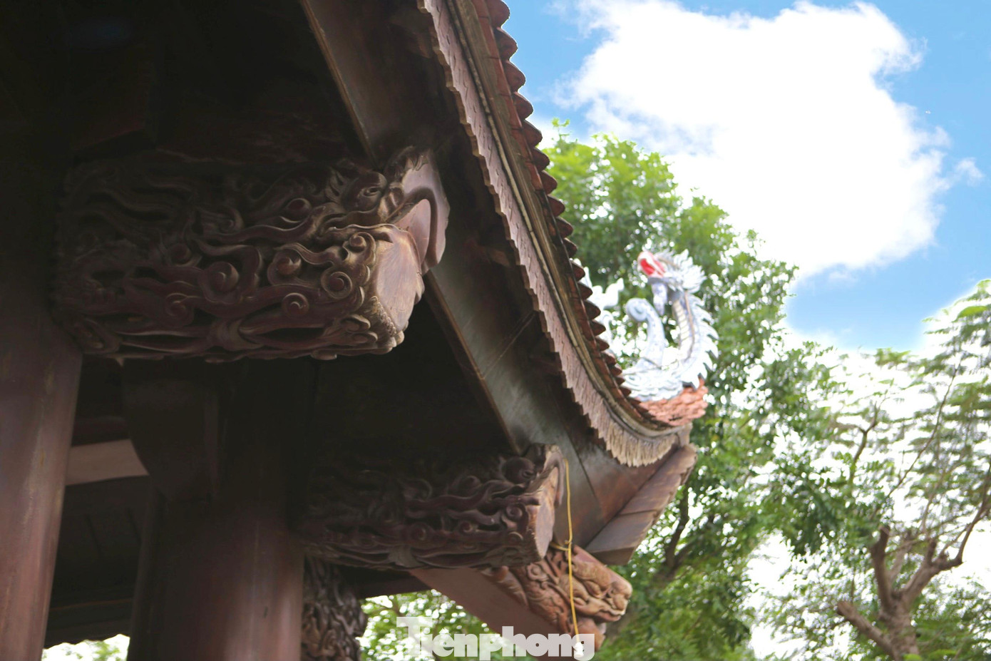 Tại các phần mái đều được làm hoa văn, biểu tượng rồng, cánh sen...