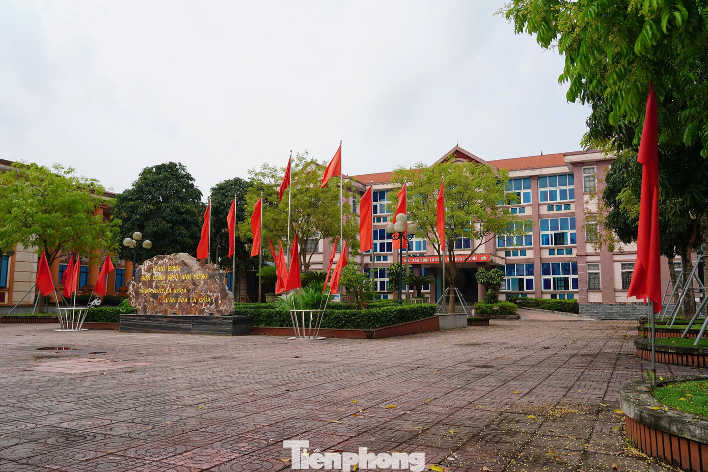 Đây là trụ sở UBND xã Cẩm Bình. Tên gọi của xã được giữ nguyên và trụ sở xã cũng được lựa chọn làm trung tâm hành chính của xã mới. Xã Cẩm Bình tăng thêm về diện tích và dân số sau khi nhập thêm các xã Cẩm Vịnh, Thạch Bình và xã Cẩm Thành (thuộc huyện Cẩm Xuyên).