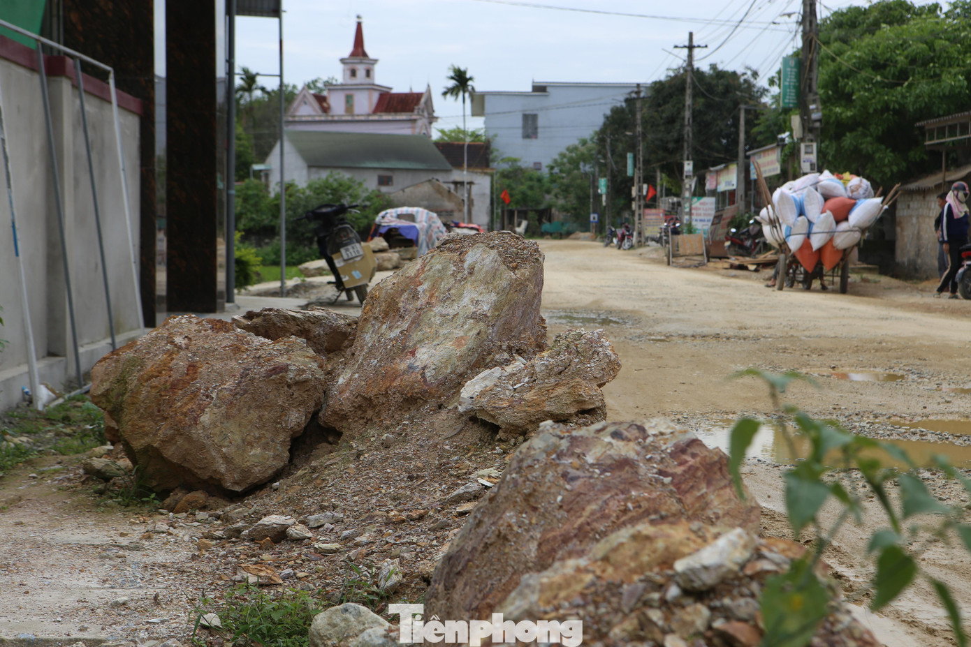 Một số điểm tại đoạn đường đất đá lởm chởm, chưa được san bằng, thu dọn.