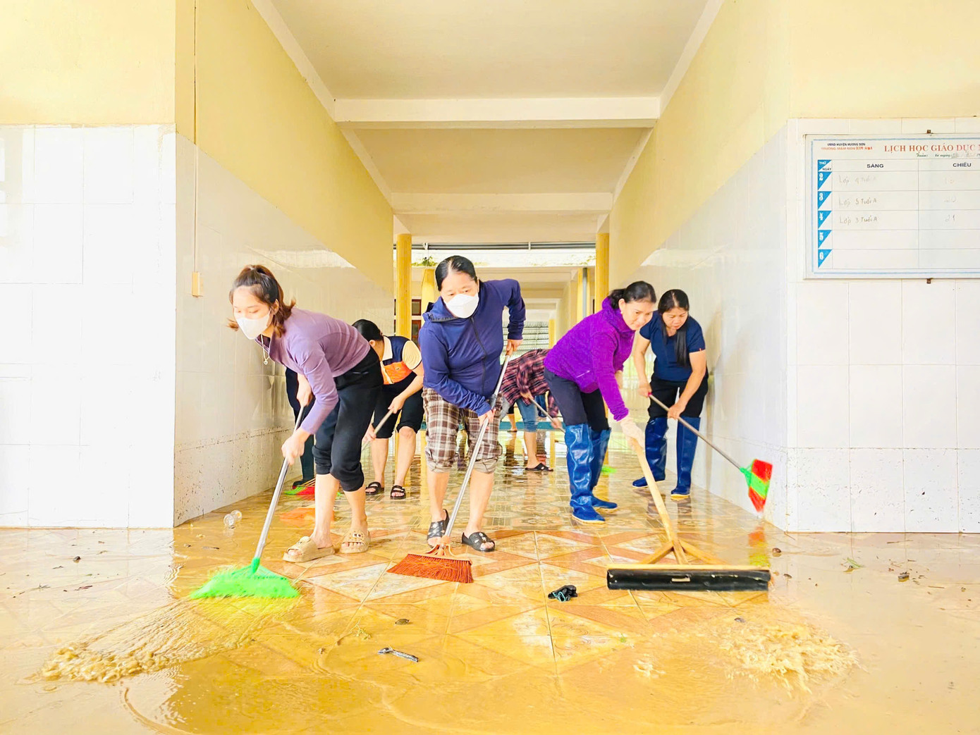 Cô Trần Thị Hà - Hiệu trưởng Trường Mầm non Kim Hoa cho biết, sáng 25/9, khi nước lũ rút, trường đã huy động toàn thể giáo viên cùng một số phụ huynh đến dọn dẹp, vệ sinh lại khuôn viên trường để đón trẻ quay lại lớp học.