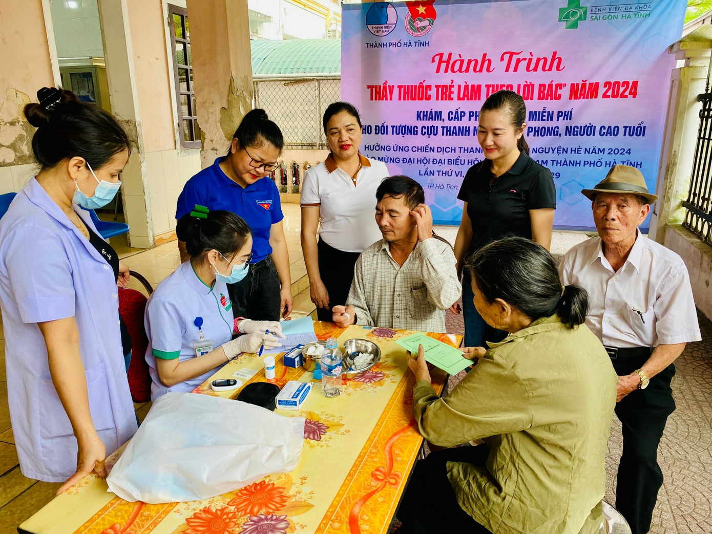 Với tinh thần tình nguyện, xung kích của tuổi trẻ, vì nhân dân phục vụ, lương y như từ mẫu, chương trình đã khám, tư vấn cho 100 người thuộc hộ gia đình chính sách, người có công với cách mạng, người có hoàn cảnh khó khăn…