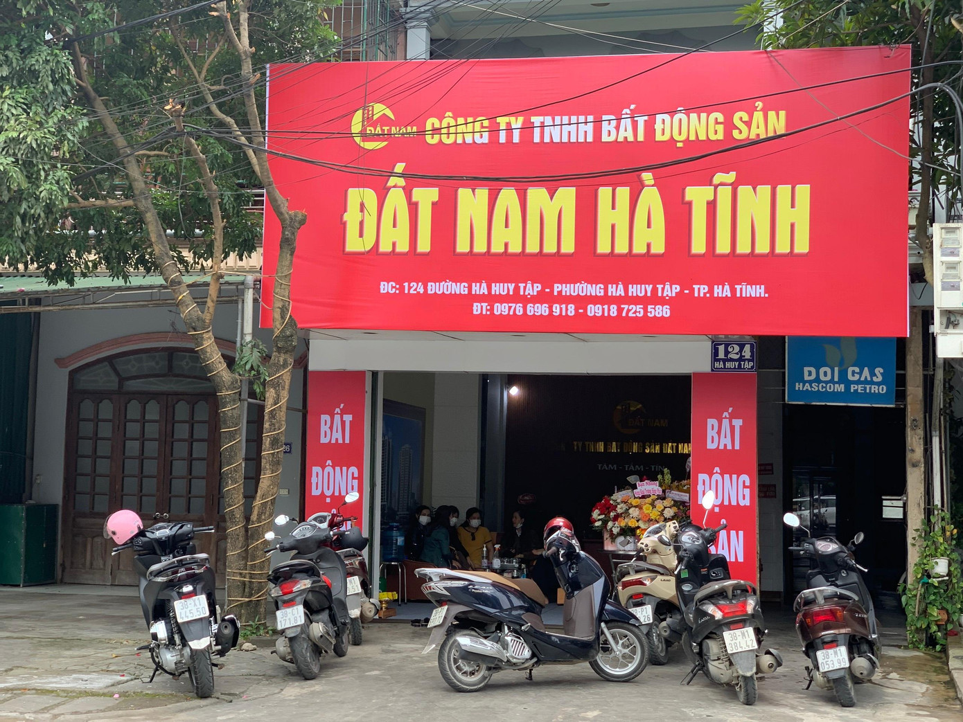 Qua ghi nhận của Tiền Phong, dọc con đường lớn ở TP Hà Tĩnh như Lê Duẩn, Hàm Nghi, Trần Phú, Hà Huy Tập … rất nhiều công ty môi giới BĐS hoạt động. Đặc biệt có một số công ty vừa khai trương hoặc chuyển từ ngành nghề khác sang môi giới đất.