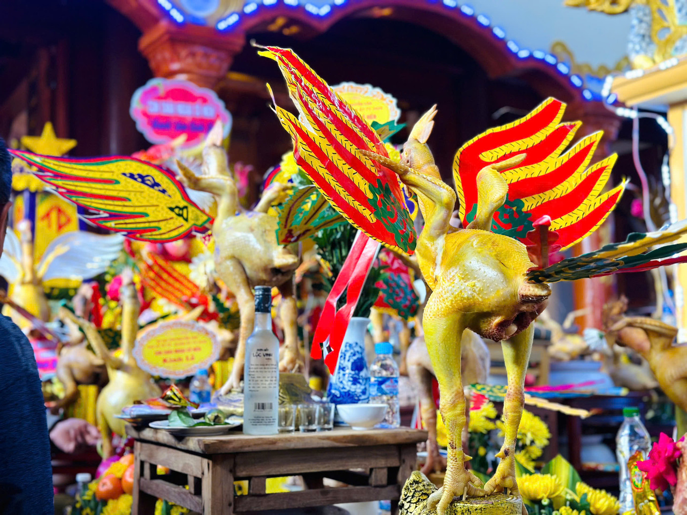 Những con gà được hoá phượng, tạo thế độc đáo như gà bay, gà quỳ, gà ngồi để dâng lên bàn thờ tổ tiên trong ngày Rằm tháng Giêng ở Hà Tĩnh.